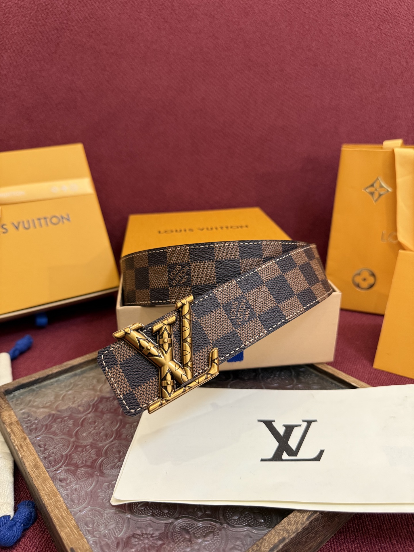 P lv男士新款皮带寬度4cm 訂製帆布面料飾有全新的圖案效果(颜色纯正) 衬托進口小牛皮配色底 搭配精