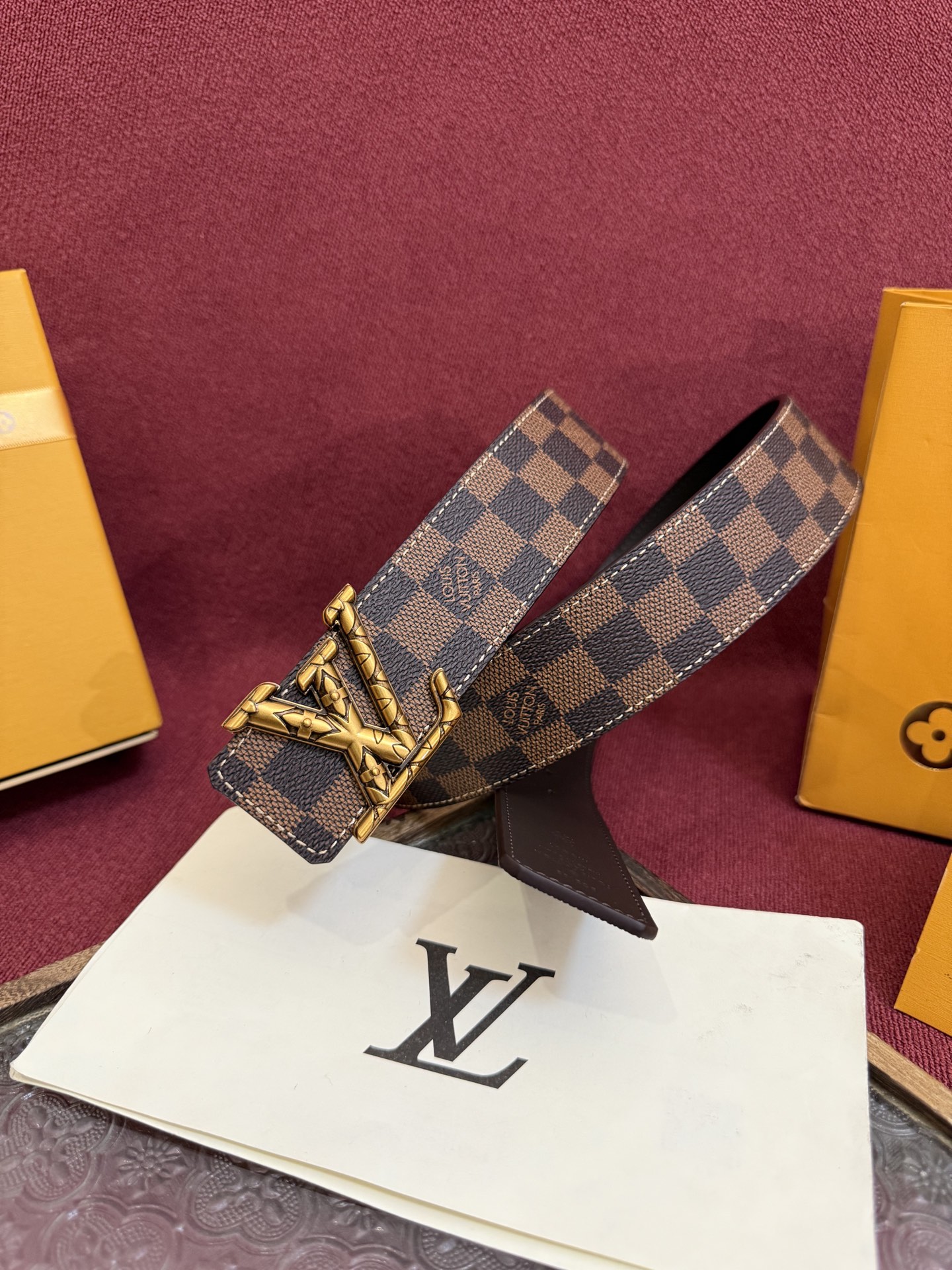 P lv男士新款皮带寬度4cm 訂製帆布面料飾有全新的圖案效果(颜色纯正) 衬托進口小牛皮配色底 搭配精