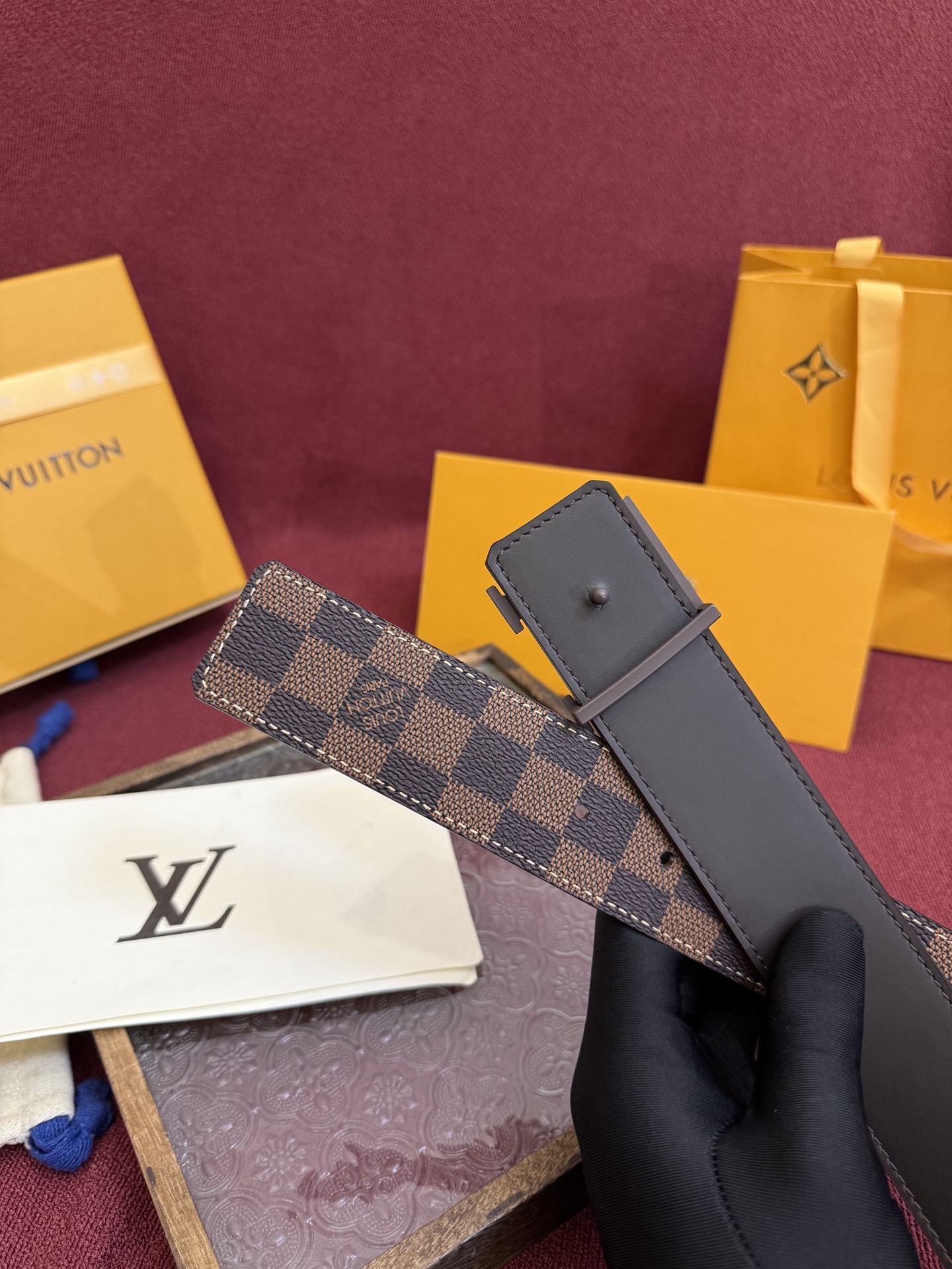 P lv男士新款皮带寬度4cm 訂製帆布面料飾有全新的圖案效果(颜色纯正) 衬托進口小牛皮配色底 搭配精