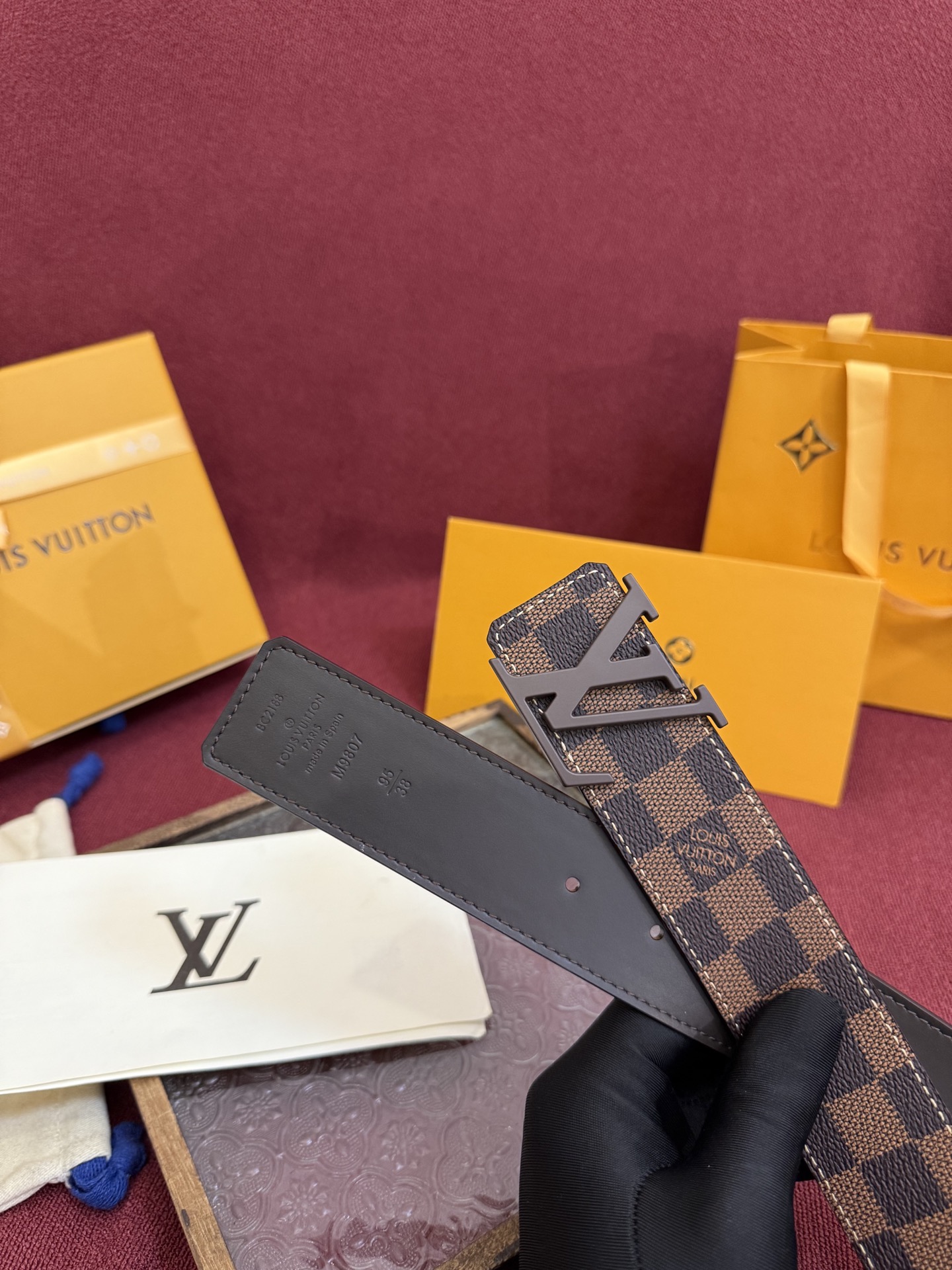 P lv男士新款皮带寬度4cm 訂製帆布面料飾有全新的圖案效果(颜色纯正) 衬托進口小牛皮配色底 搭配精