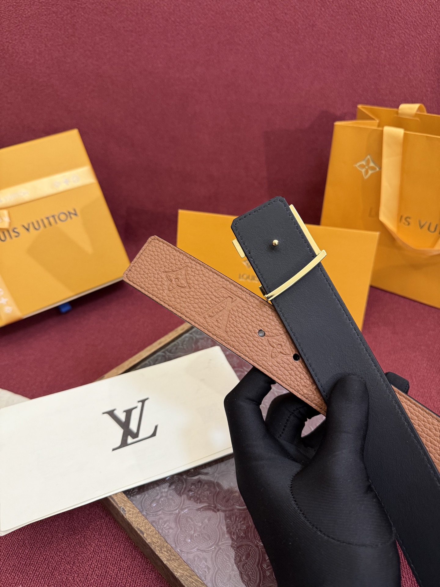 LV Initiales Taurillon Monogram 40mm 可翻转腰带散发出自信与内敛的气