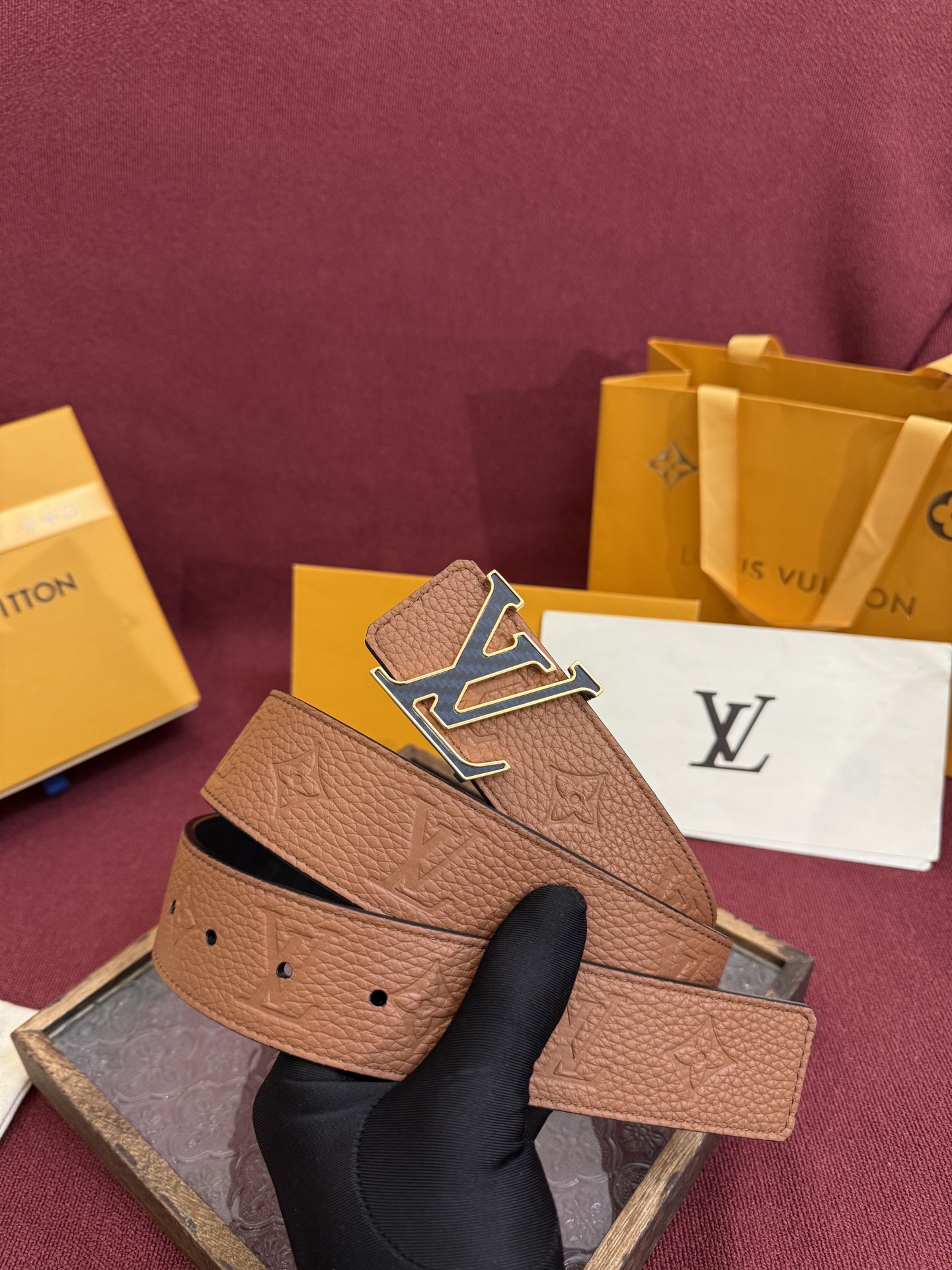 LV Initiales Taurillon Monogram 40mm 可翻转腰带散发出自信与内敛的气