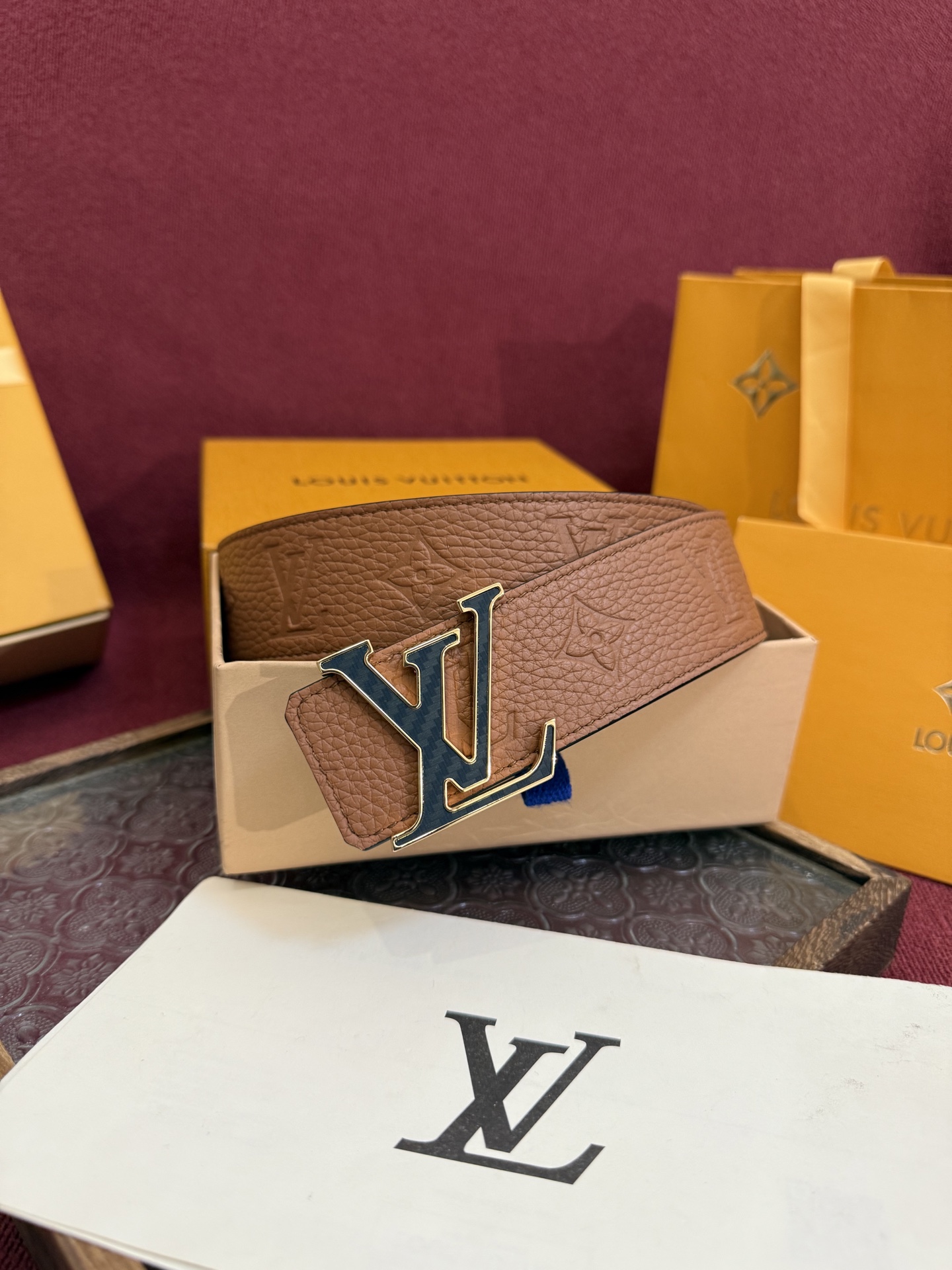 LV Initiales Taurillon Monogram 40mm 可翻转腰带散发出自信与内敛的气