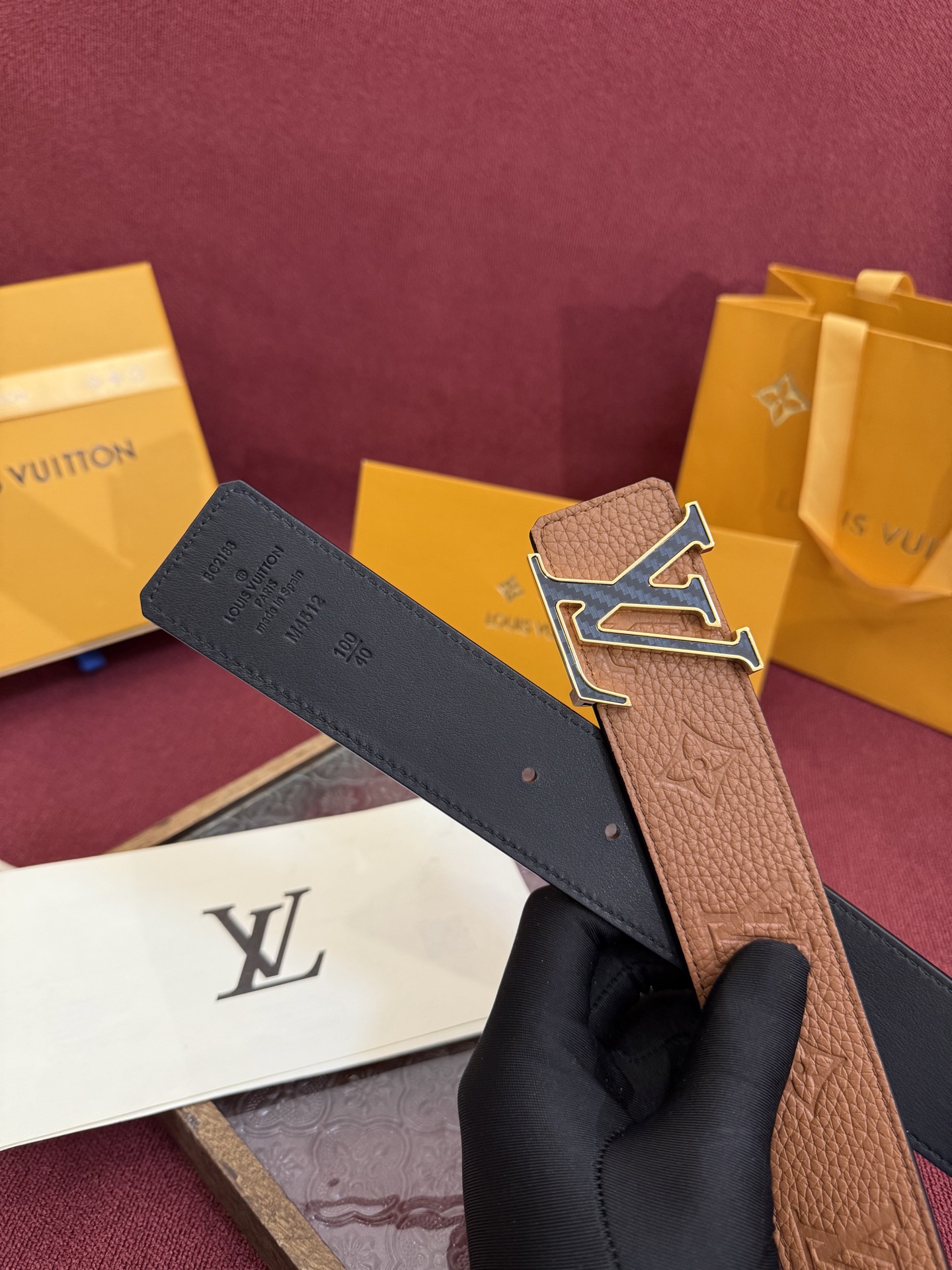 LV Initiales Taurillon Monogram 40mm 可翻转腰带散发出自信与内敛的气