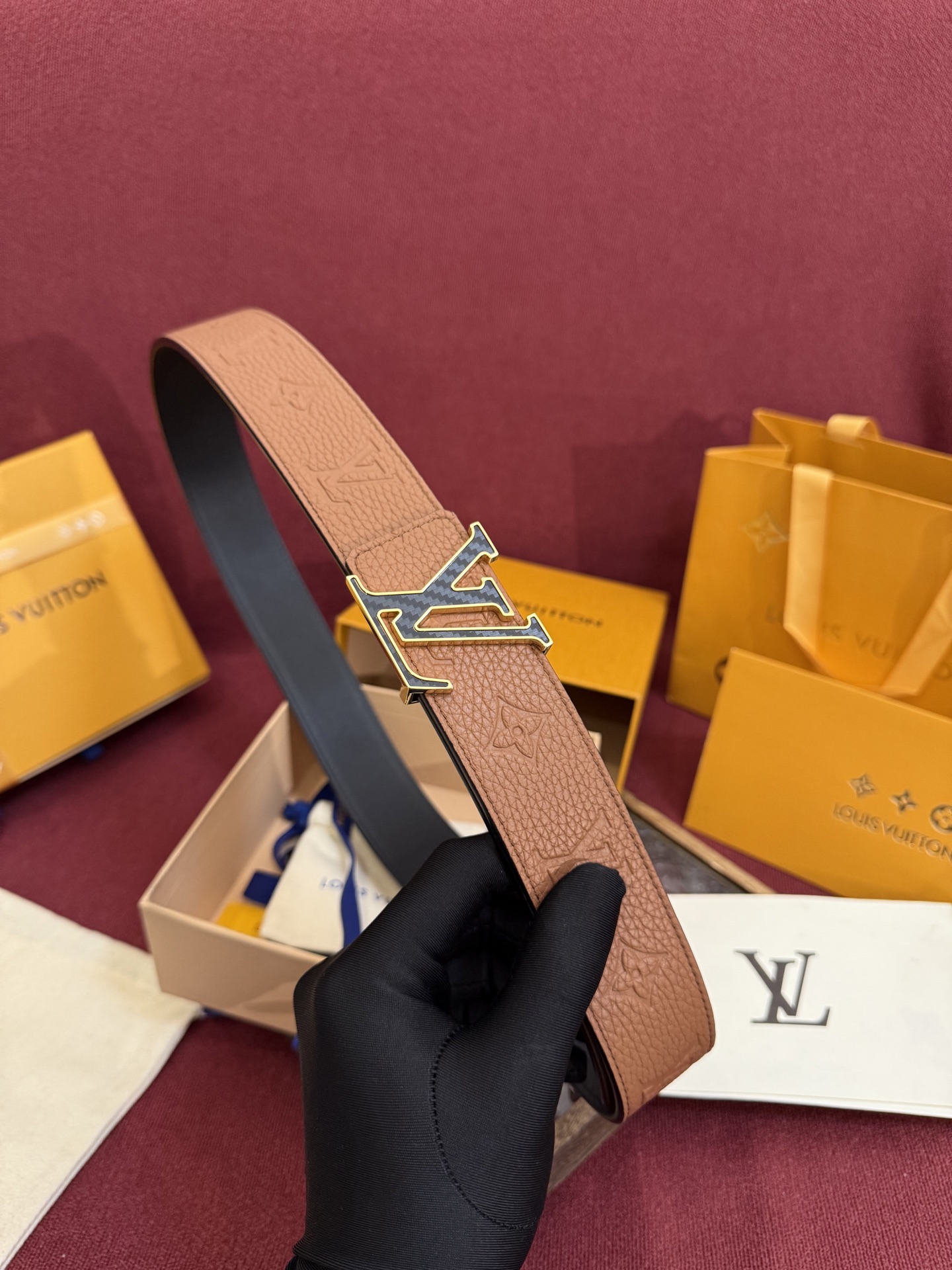 LV Initiales Taurillon Monogram 40mm 可翻转腰带散发出自信与内敛的气