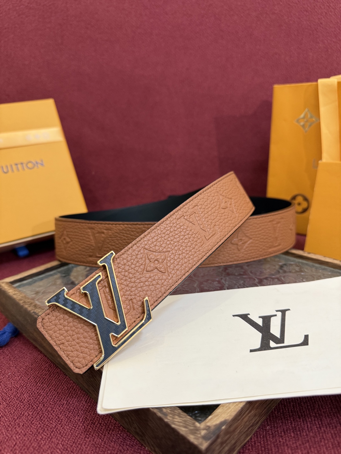 LV Initiales Taurillon Monogram 40mm 可翻转腰带散发出自信与内敛的气