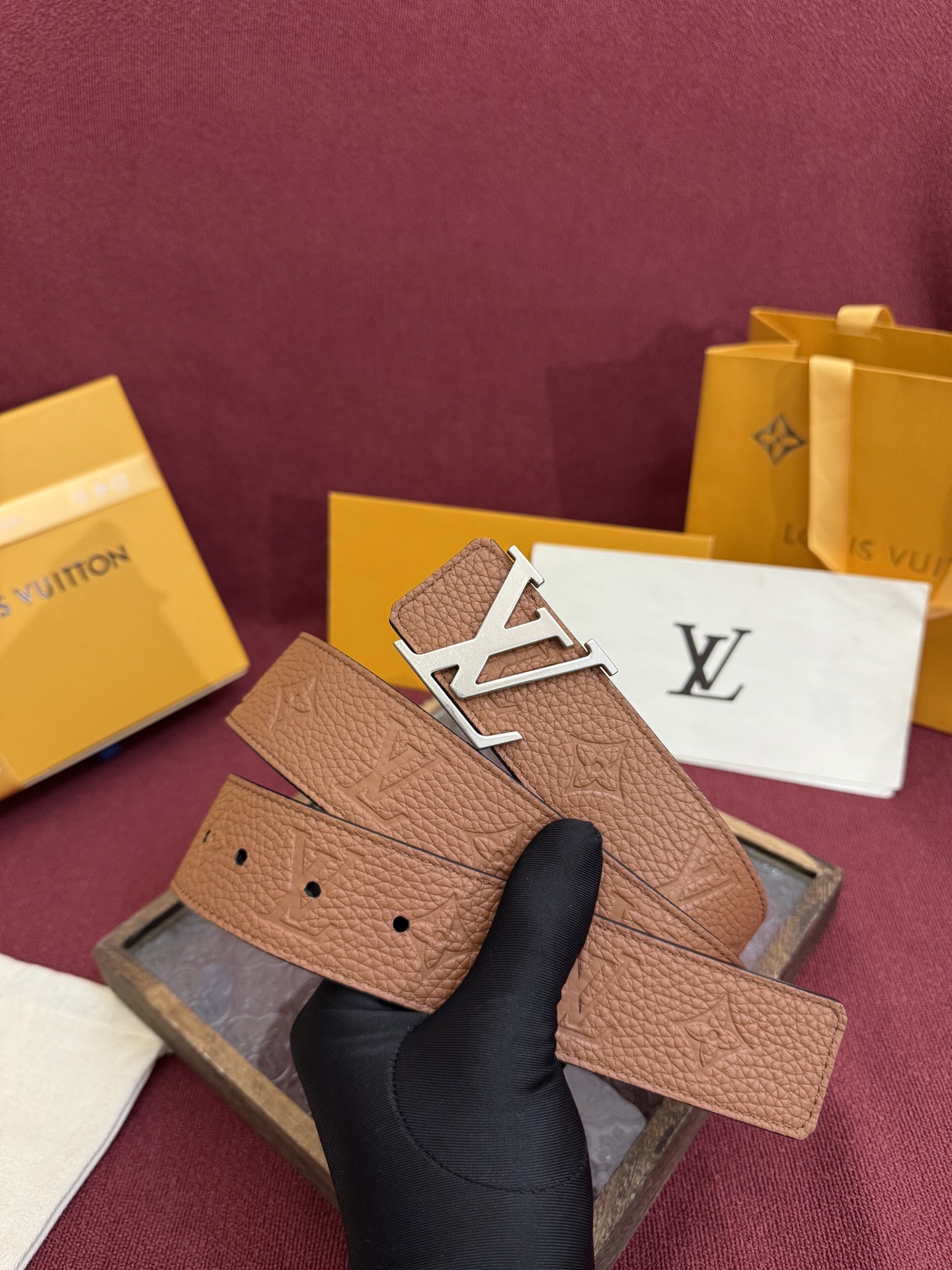 LV Initiales Taurillon Monogram 40mm 可翻转腰带散发出自信与内敛的气