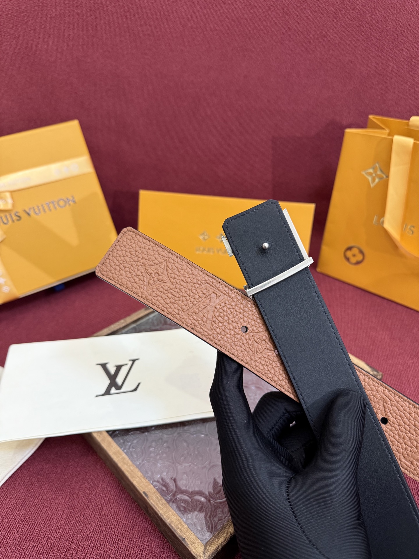 LV Initiales Taurillon Monogram 40mm 可翻转腰带散发出自信与内敛的气