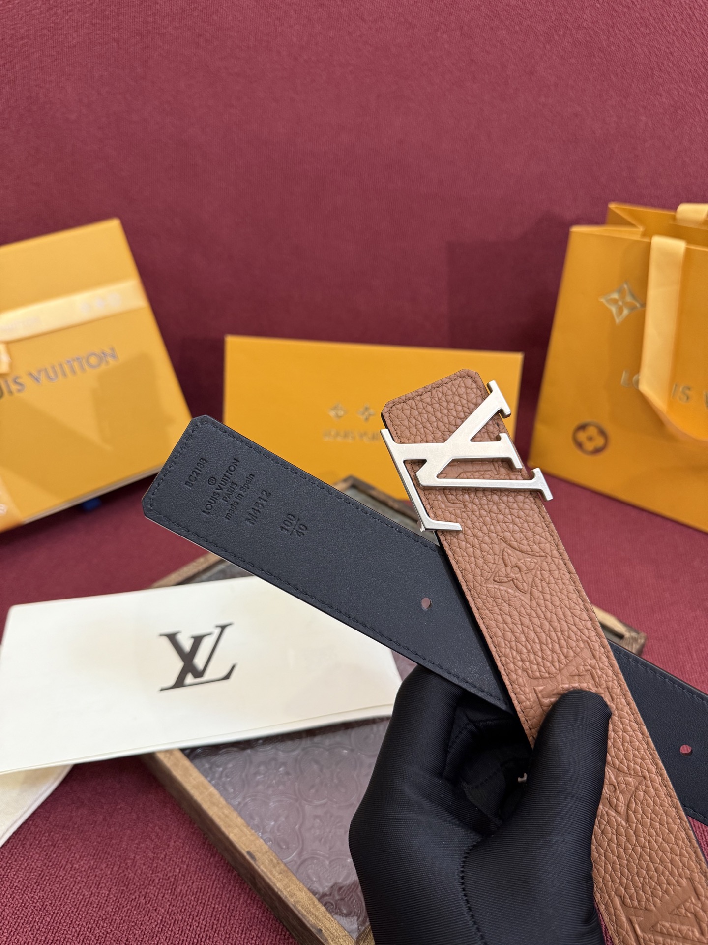 LV Initiales Taurillon Monogram 40mm 可翻转腰带散发出自信与内敛的气