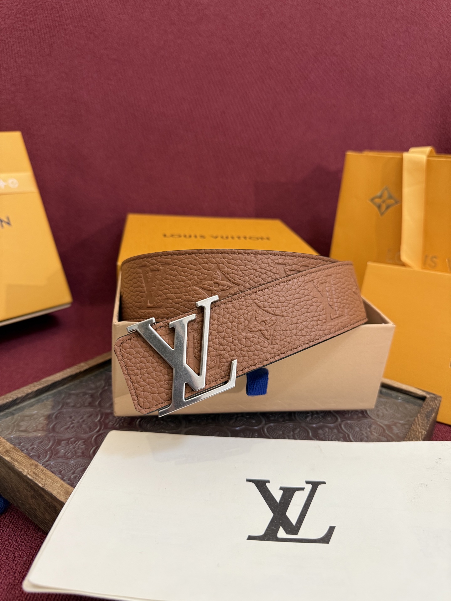 LV Initiales Taurillon Monogram 40mm 可翻转腰带散发出自信与内敛的气