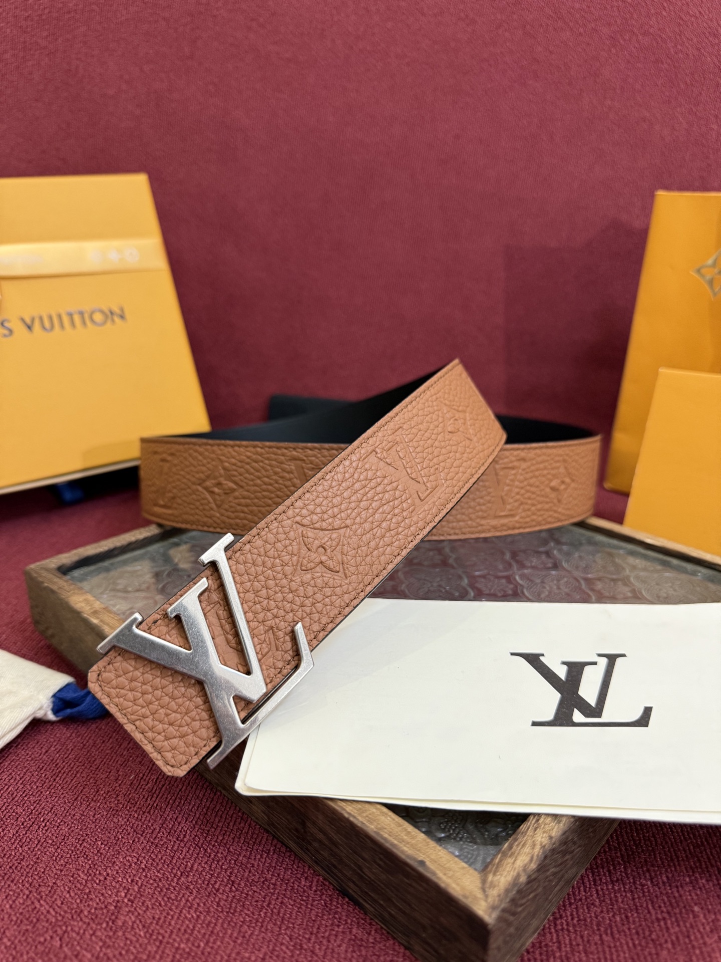 LV Initiales Taurillon Monogram 40mm 可翻转腰带散发出自信与内敛的气