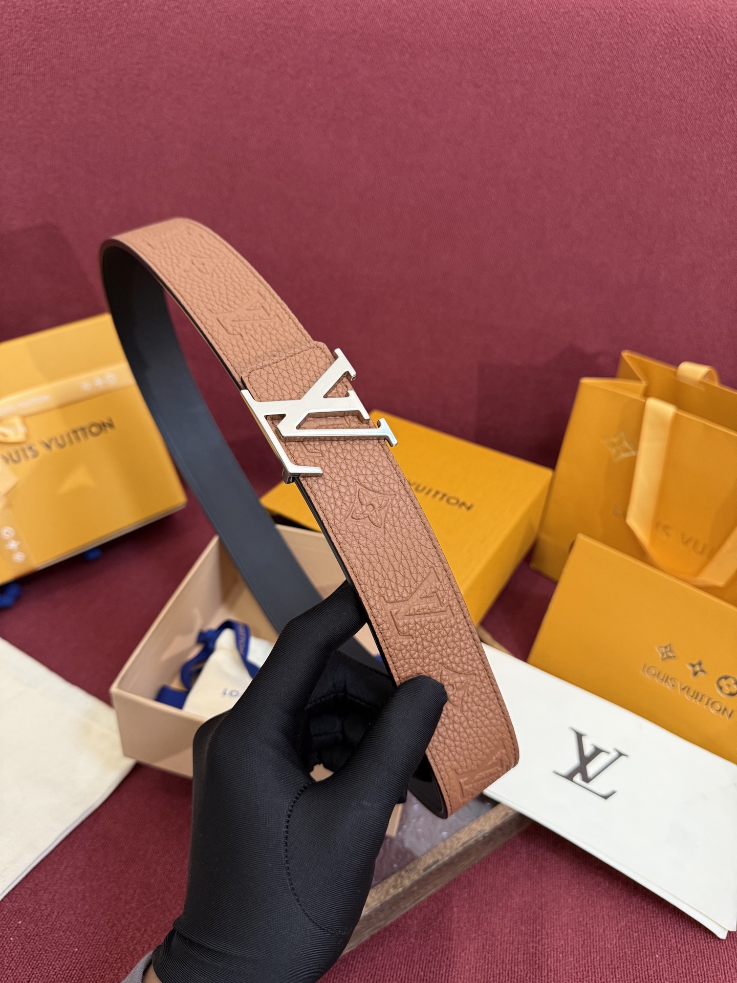 LV Initiales Taurillon Monogram 40mm 可翻转腰带散发出自信与内敛的气