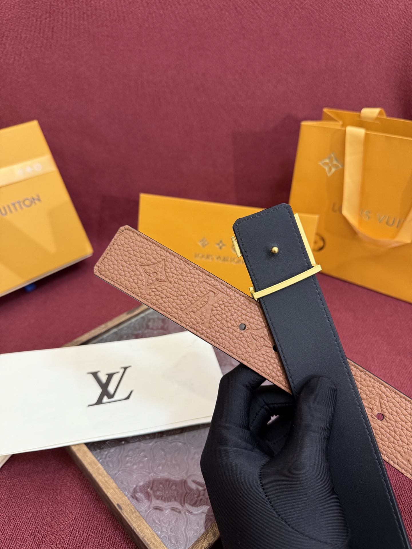 LV Initiales Taurillon Monogram 40mm 可翻转腰带散发出自信与内敛的气