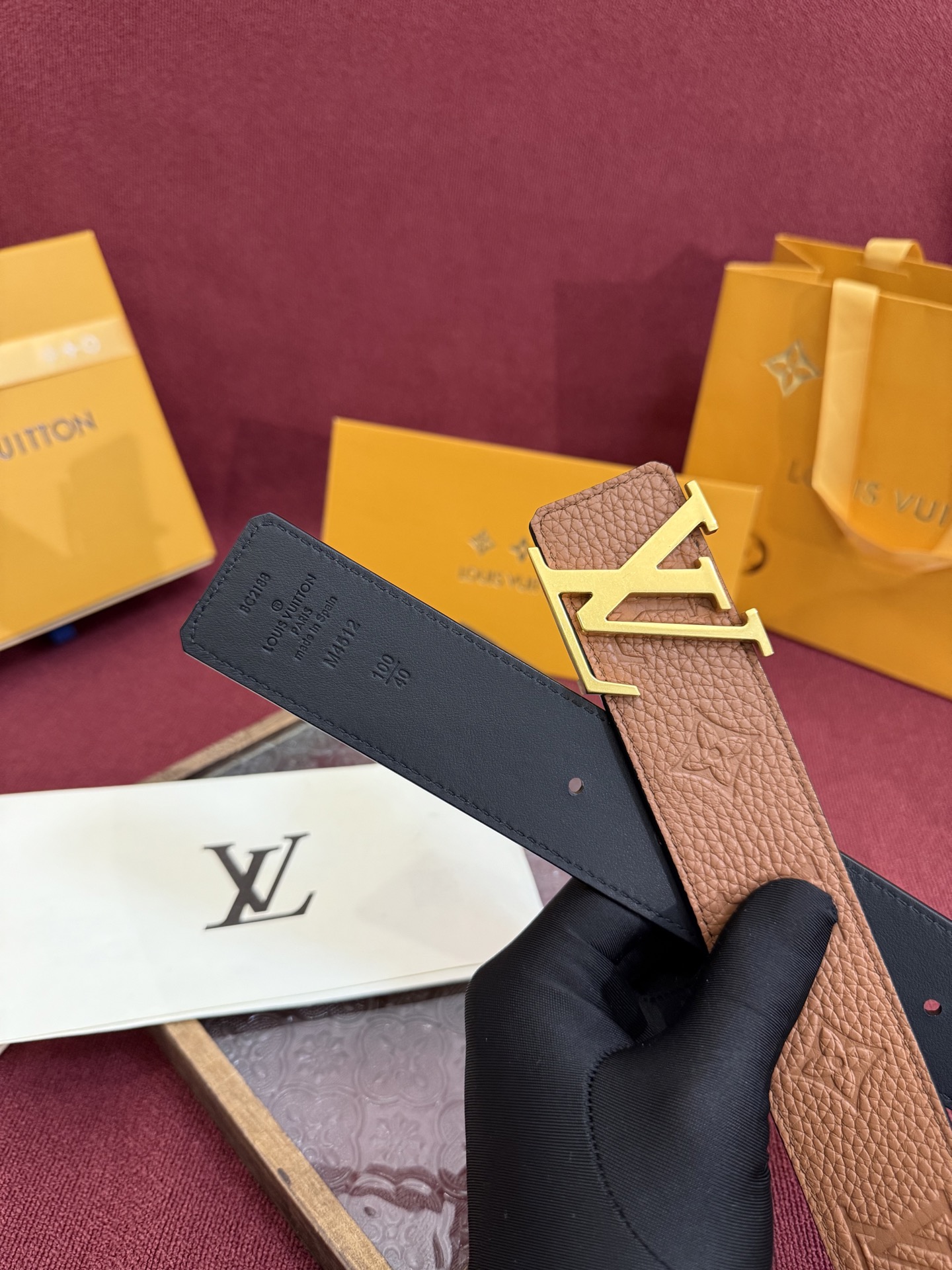 LV Initiales Taurillon Monogram 40mm 可翻转腰带散发出自信与内敛的气