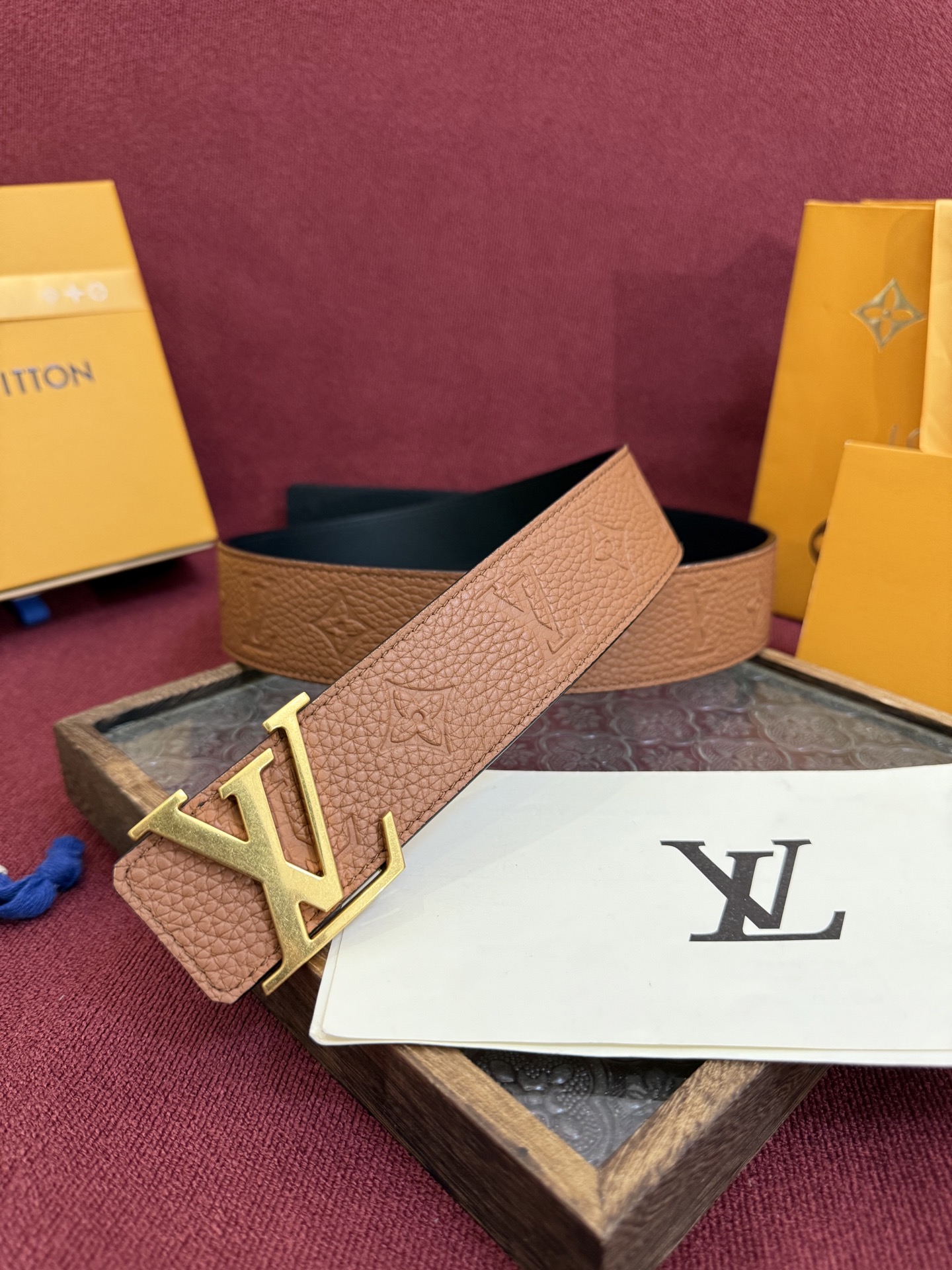 LV Initiales Taurillon Monogram 40mm 可翻转腰带散发出自信与内敛的气