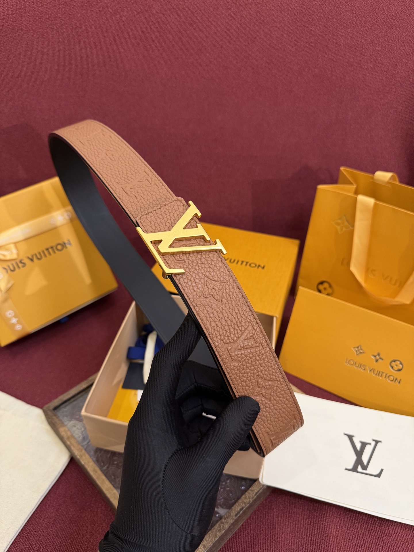 LV Initiales Taurillon Monogram 40mm 可翻转腰带散发出自信与内敛的气