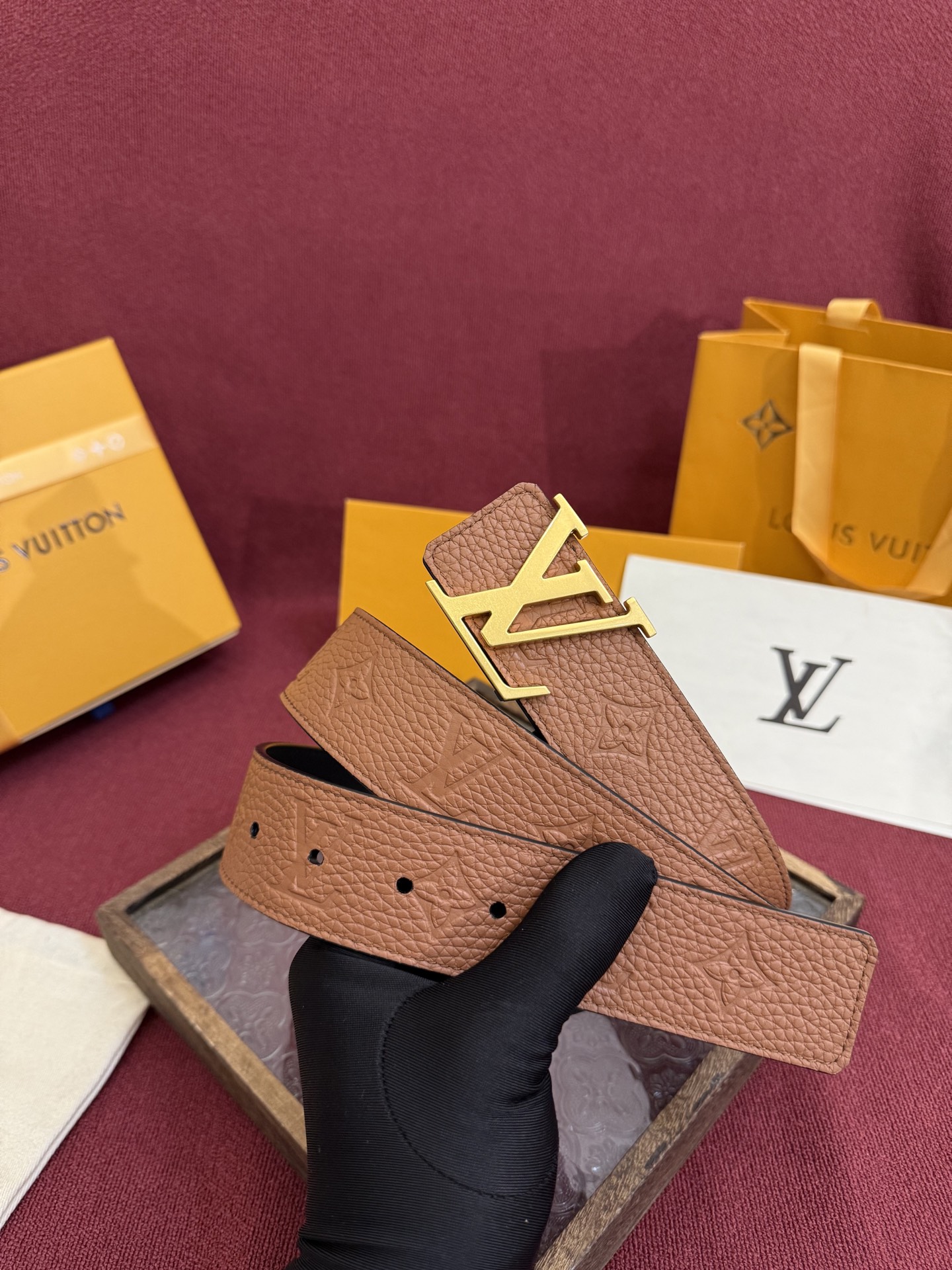 LV Initiales Taurillon Monogram 40mm 可翻转腰带散发出自信与内敛的气