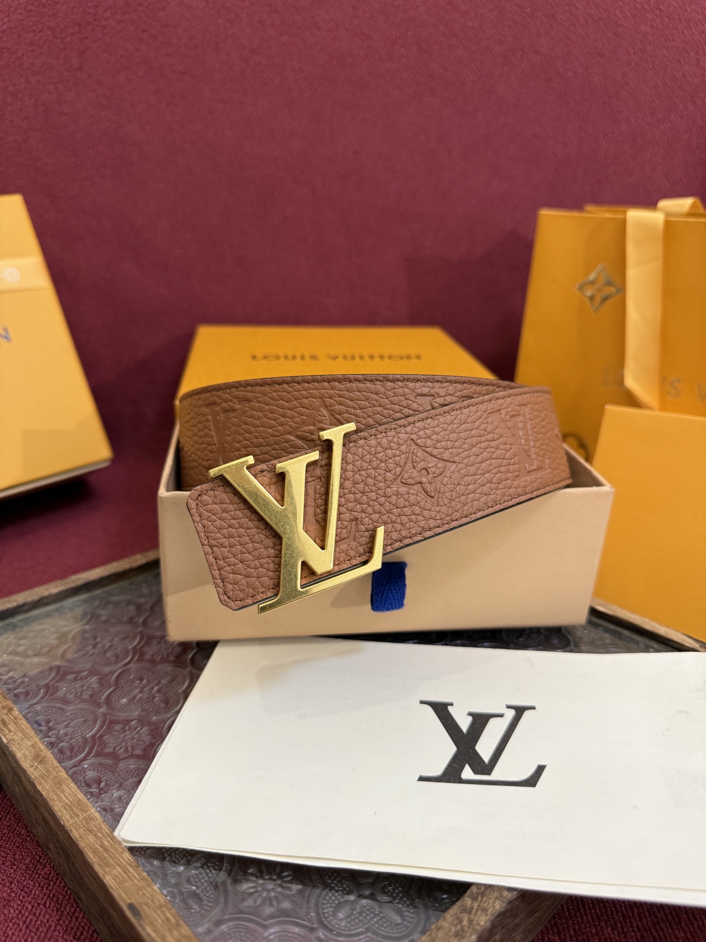LV Initiales Taurillon Monogram 40mm 可翻转腰带散发出自信与内敛的气