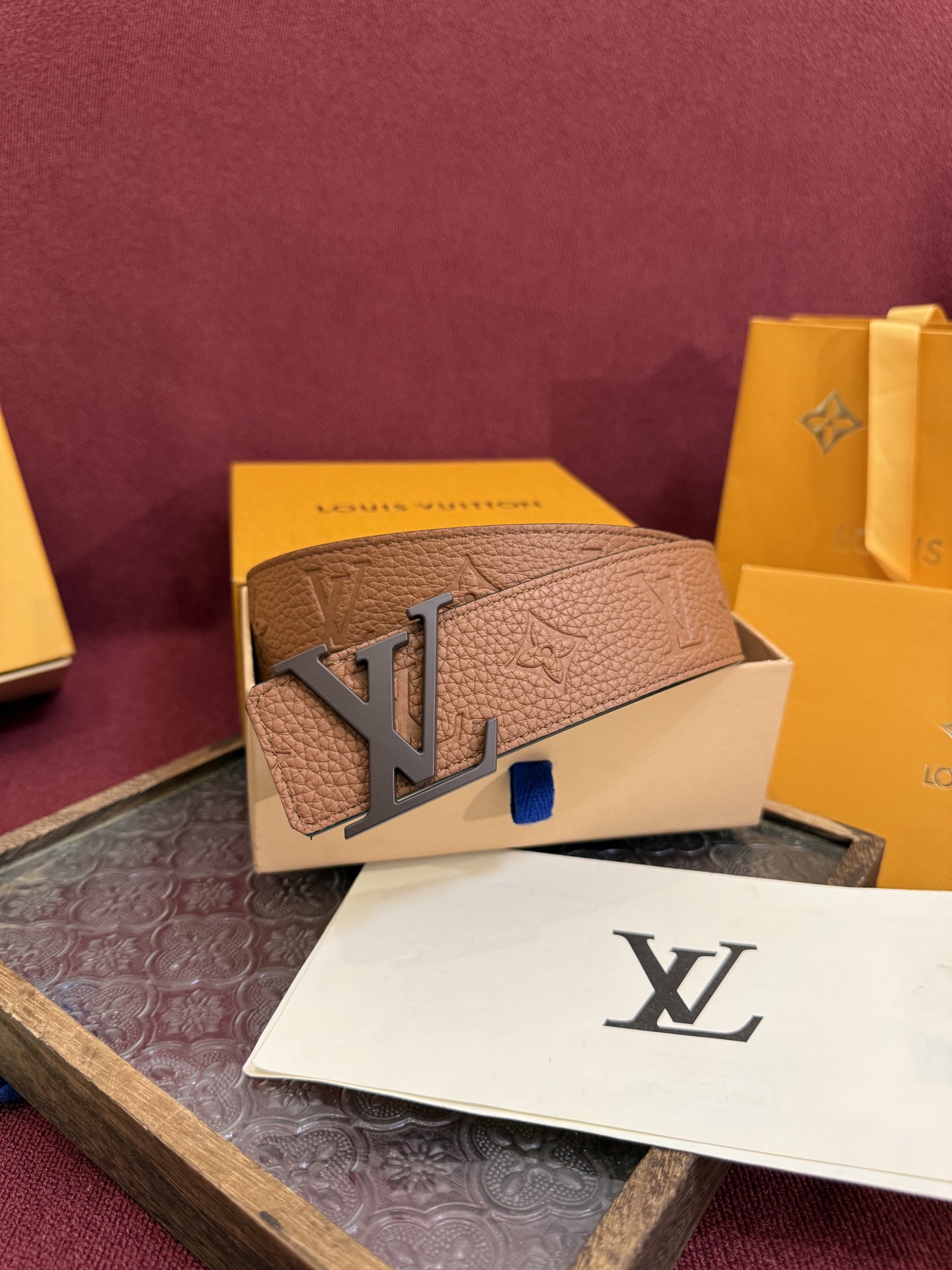 LV Initiales Taurillon Monogram 40mm 可翻转腰带散发出自信与内敛的气