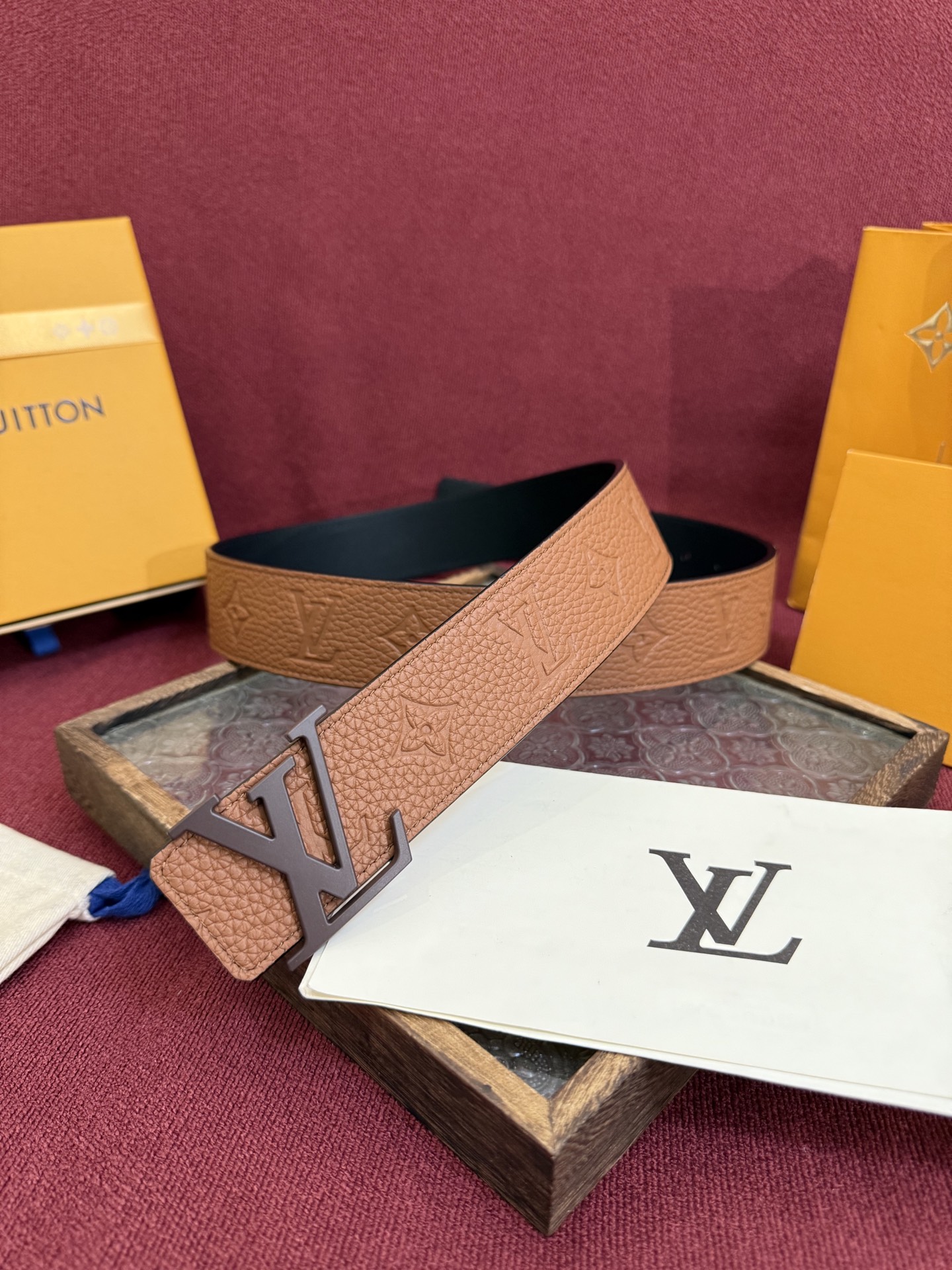 LV Initiales Taurillon Monogram 40mm 可翻转腰带散发出自信与内敛的气