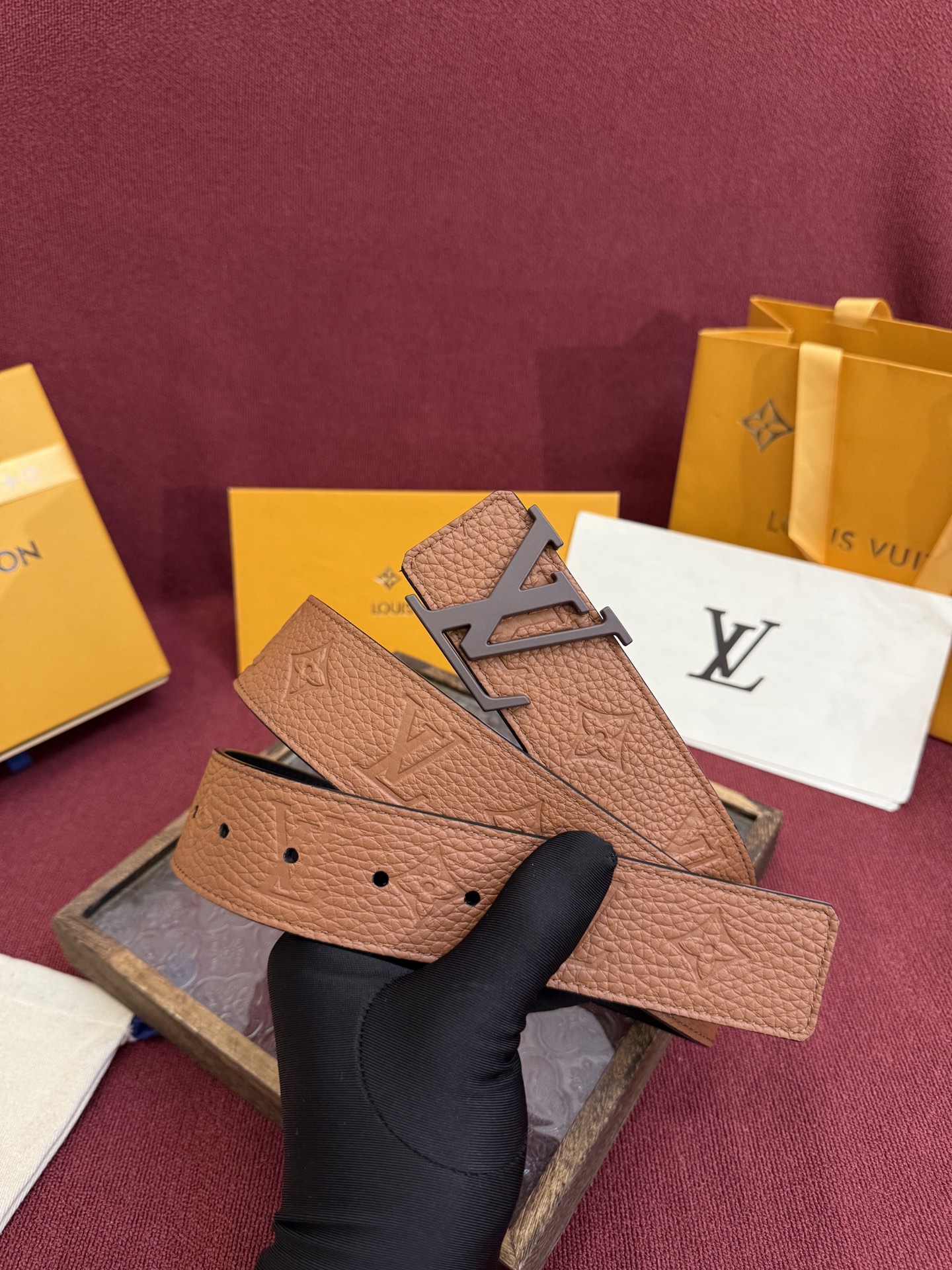 LV Initiales Taurillon Monogram 40mm 可翻转腰带散发出自信与内敛的气