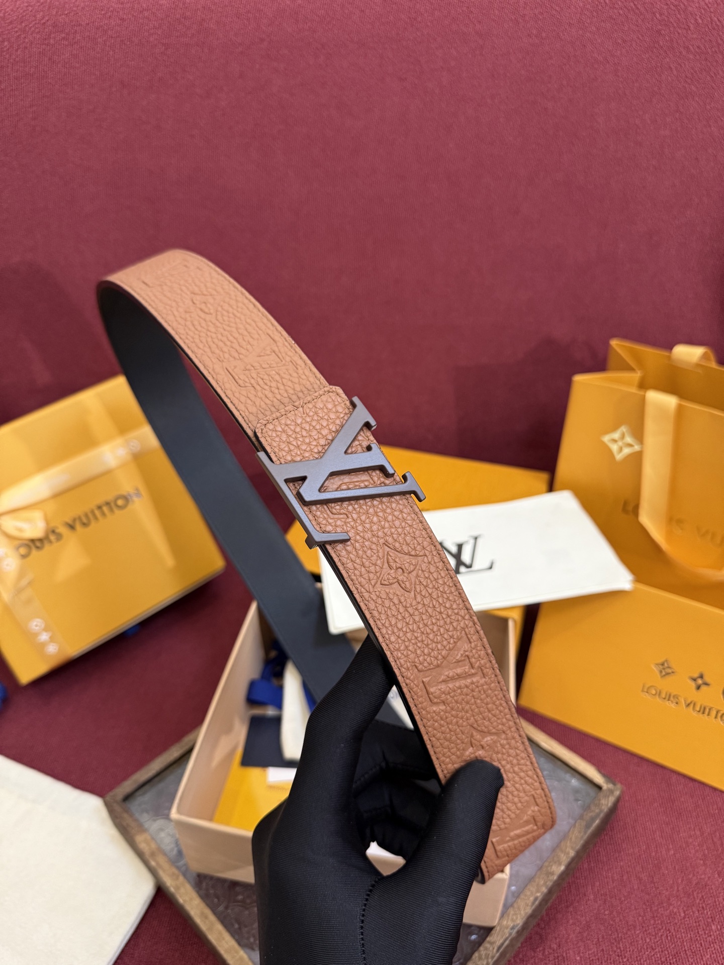 LV Initiales Taurillon Monogram 40mm 可翻转腰带散发出自信与内敛的气