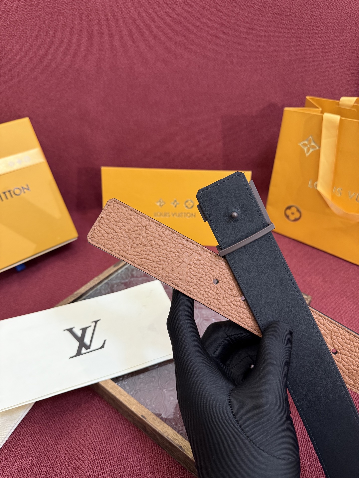 LV Initiales Taurillon Monogram 40mm 可翻转腰带散发出自信与内敛的气