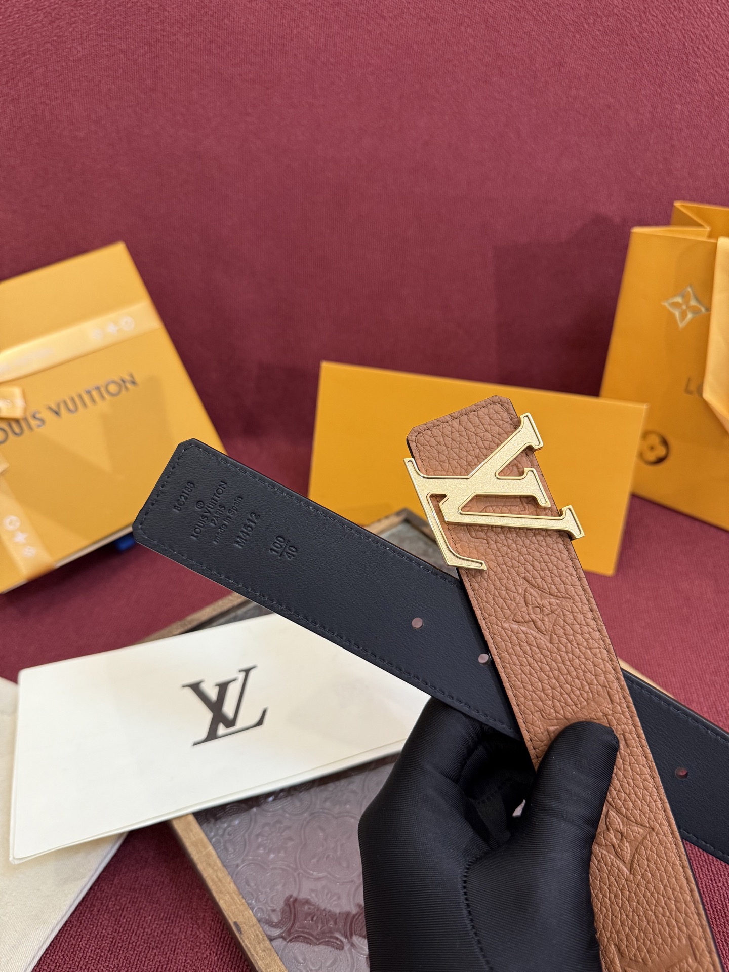 LV Initiales Taurillon Monogram 40mm 可翻转腰带散发出自信与内敛的气