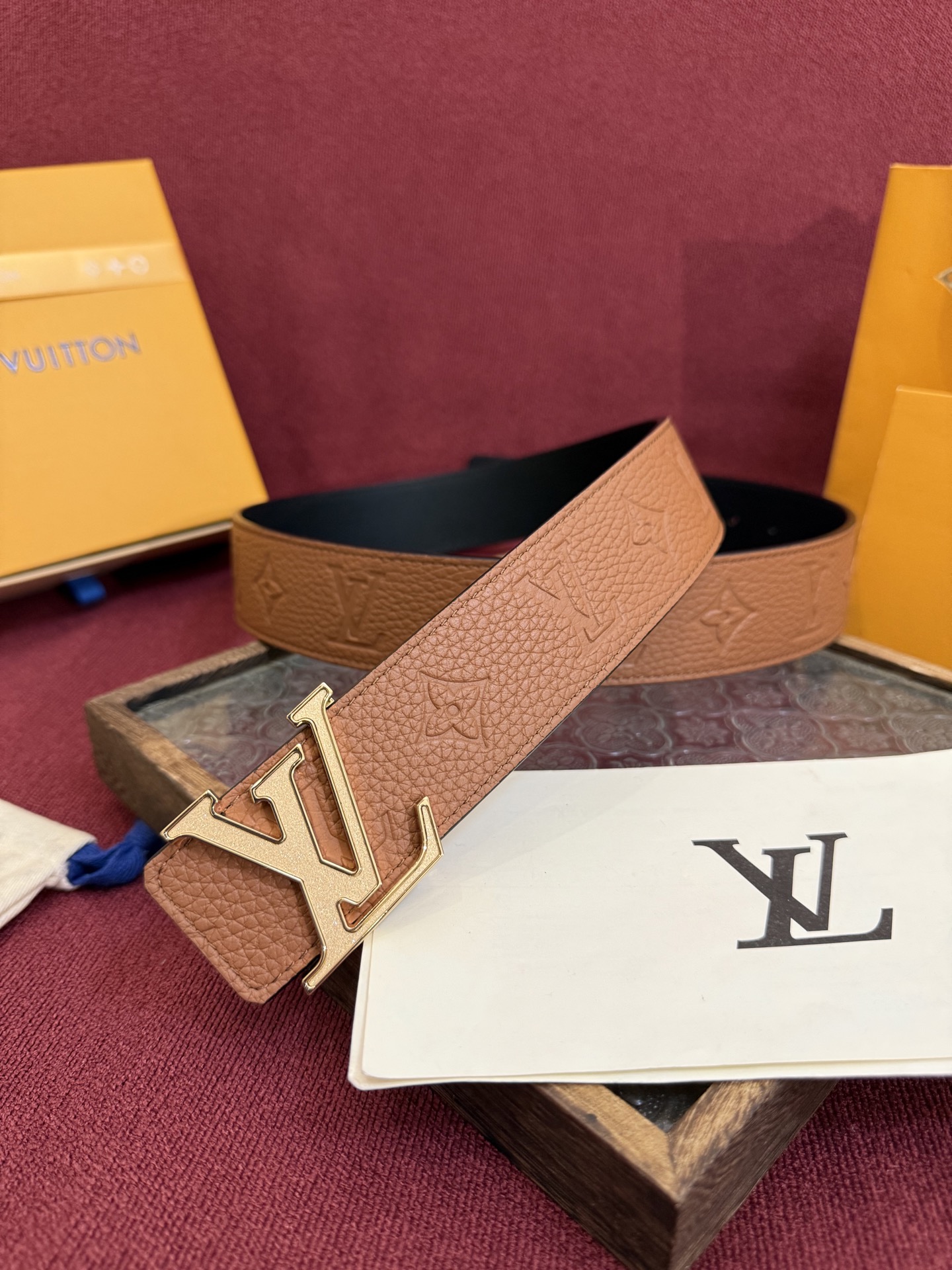 LV Initiales Taurillon Monogram 40mm 可翻转腰带散发出自信与内敛的气