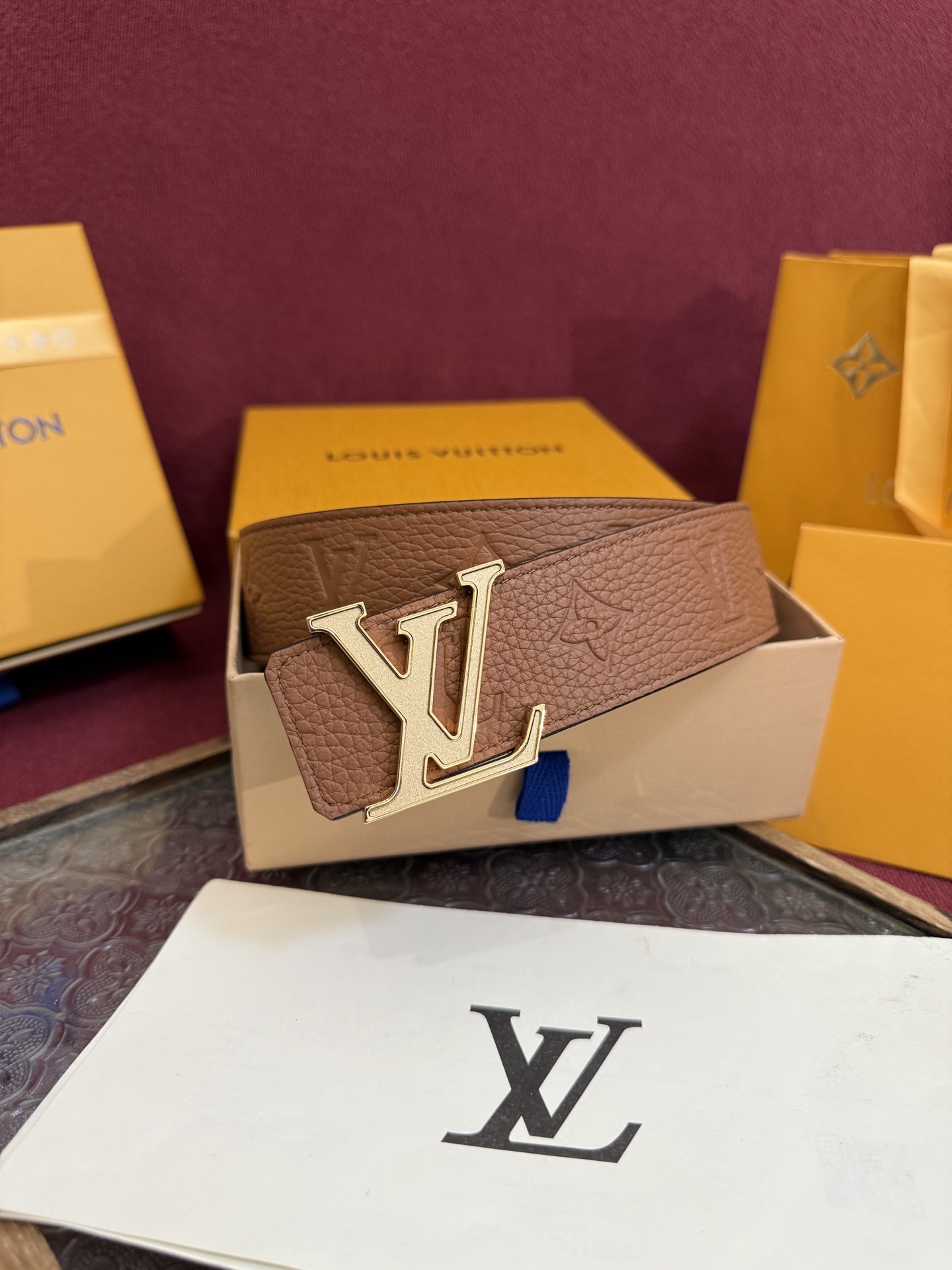 LV Initiales Taurillon Monogram 40mm 可翻转腰带散发出自信与内敛的气