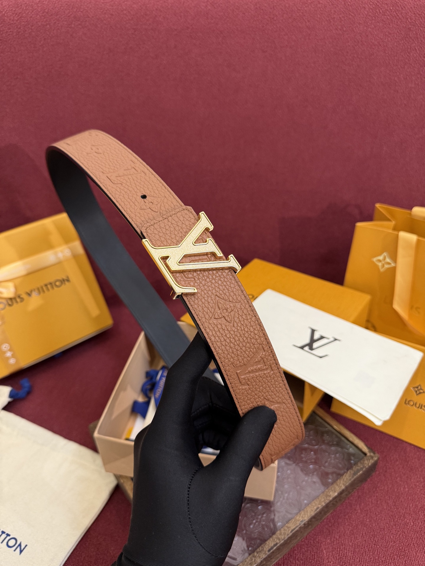 LV Initiales Taurillon Monogram 40mm 可翻转腰带散发出自信与内敛的气