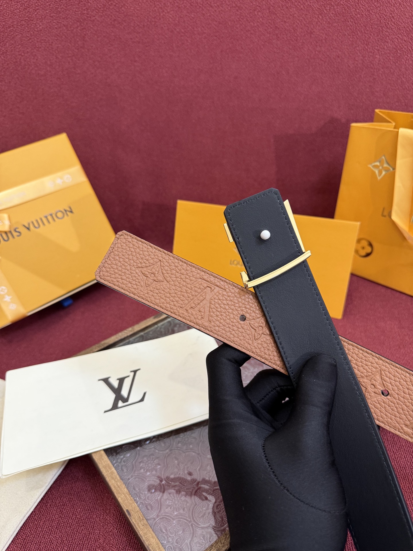 LV Initiales Taurillon Monogram 40mm 可翻转腰带散发出自信与内敛的气