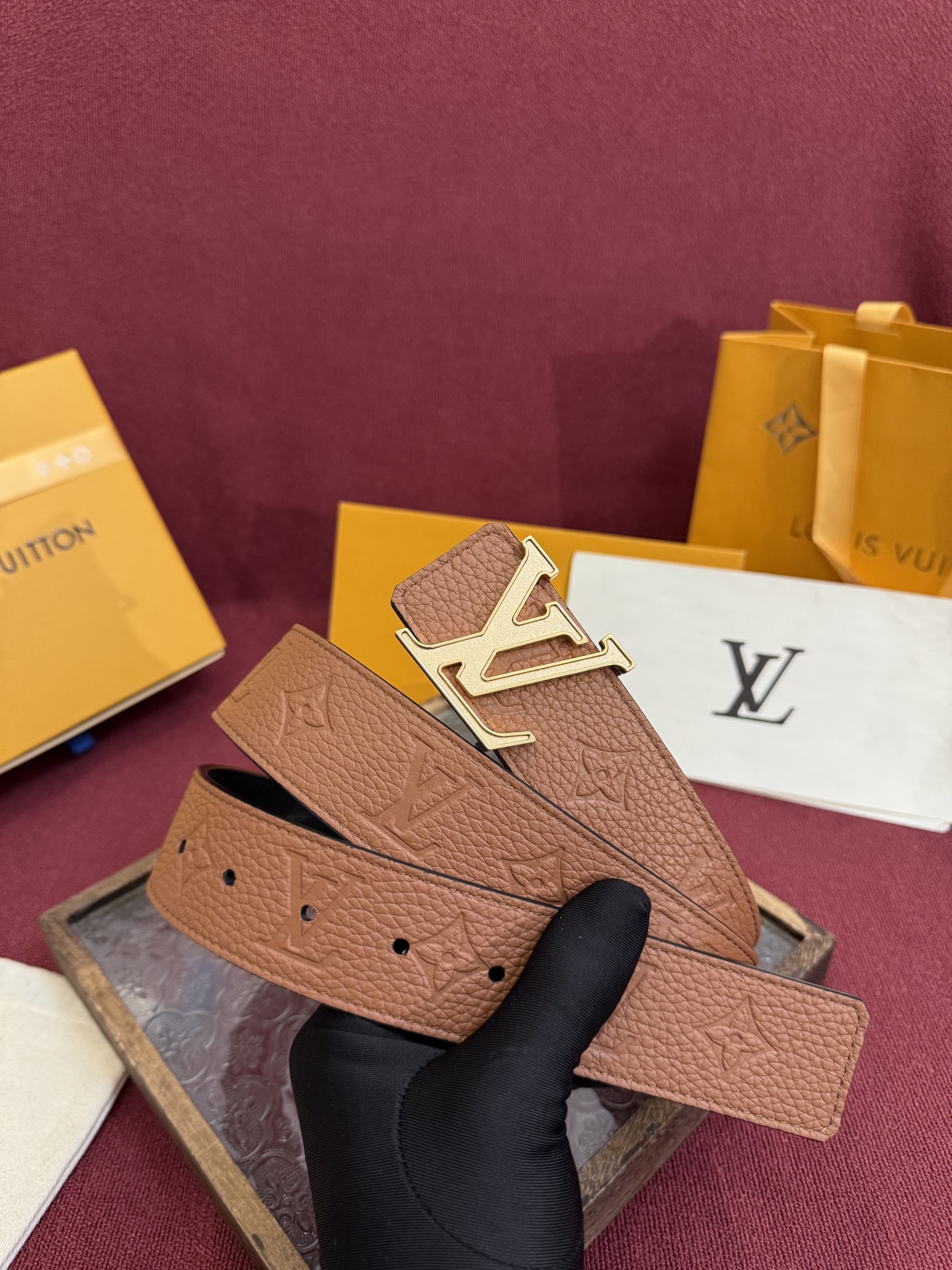 LV Initiales Taurillon Monogram 40mm 可翻转腰带散发出自信与内敛的气