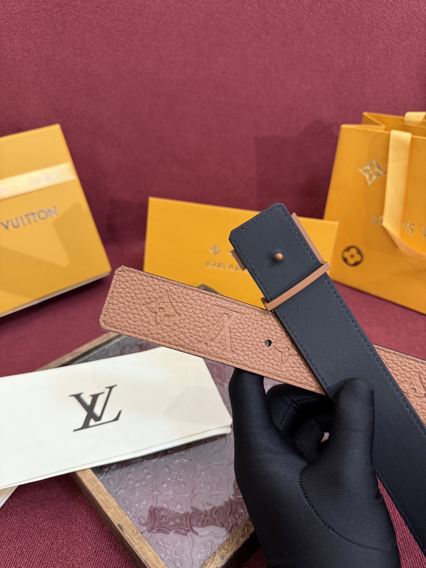 LV Initiales Taurillon Monogram 40mm 可翻转腰带散发出自信与内敛的气