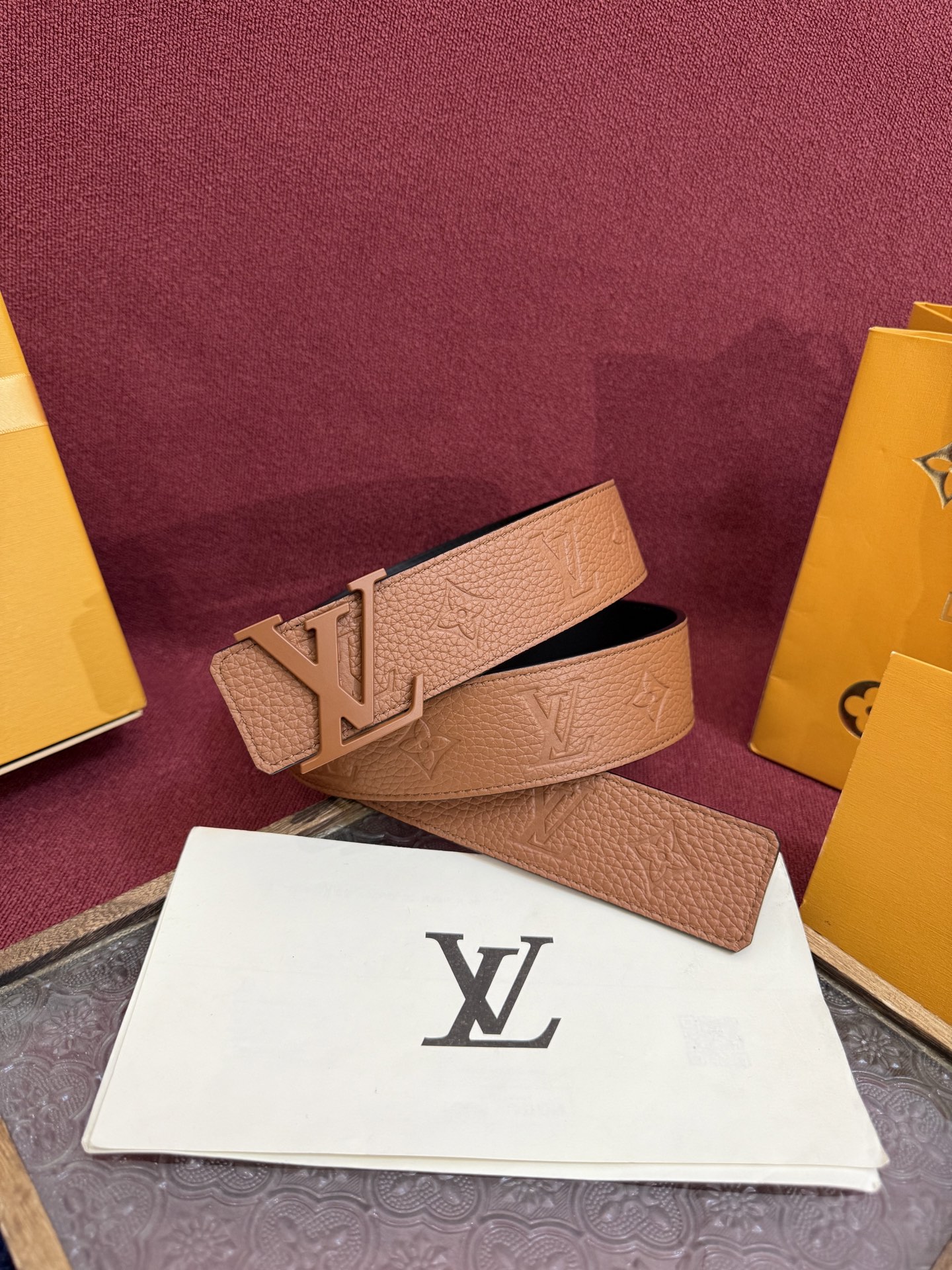 LV Initiales Taurillon Monogram 40mm 可翻转腰带散发出自信与内敛的气
