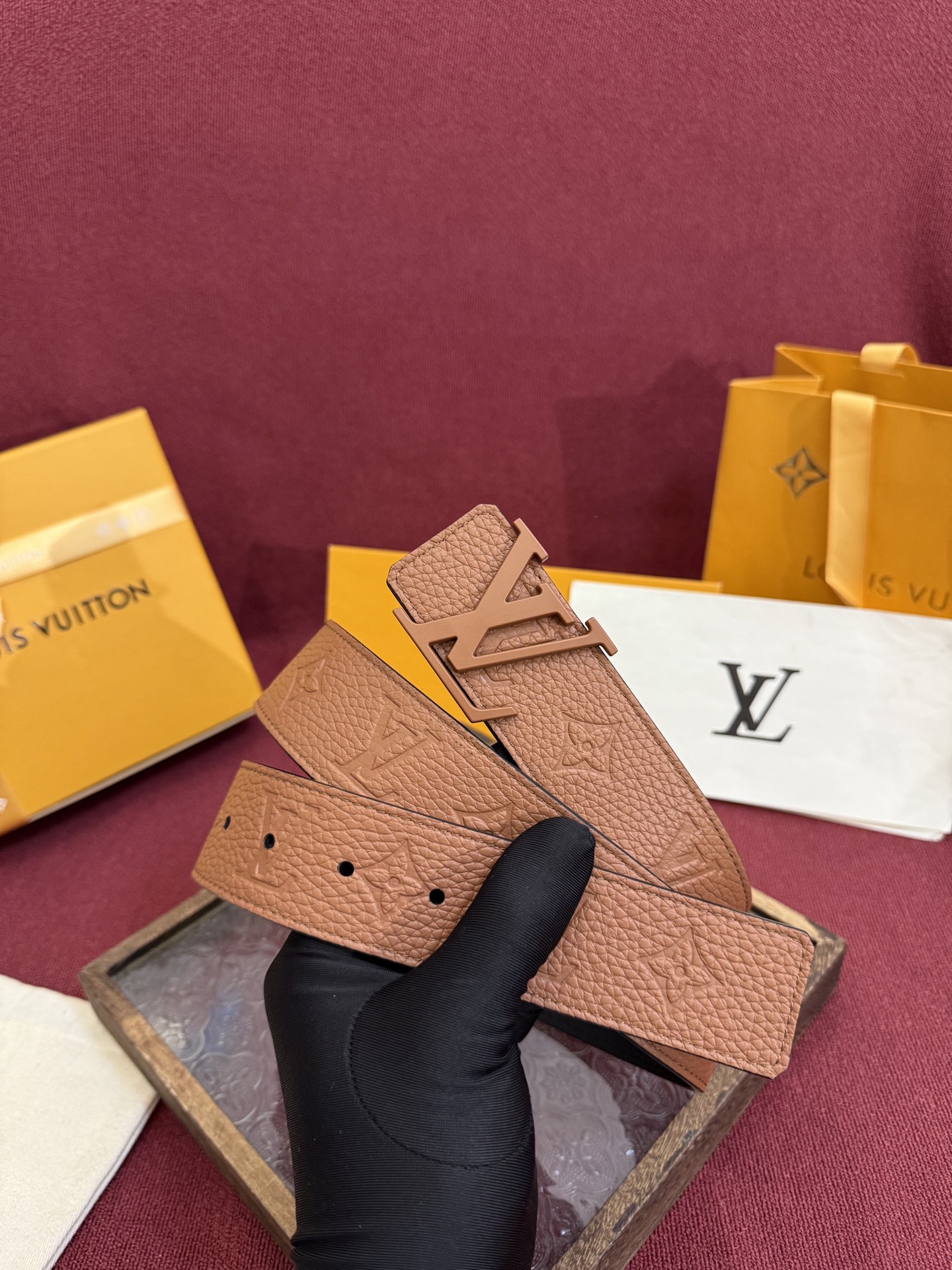 LV Initiales Taurillon Monogram 40mm 可翻转腰带散发出自信与内敛的气