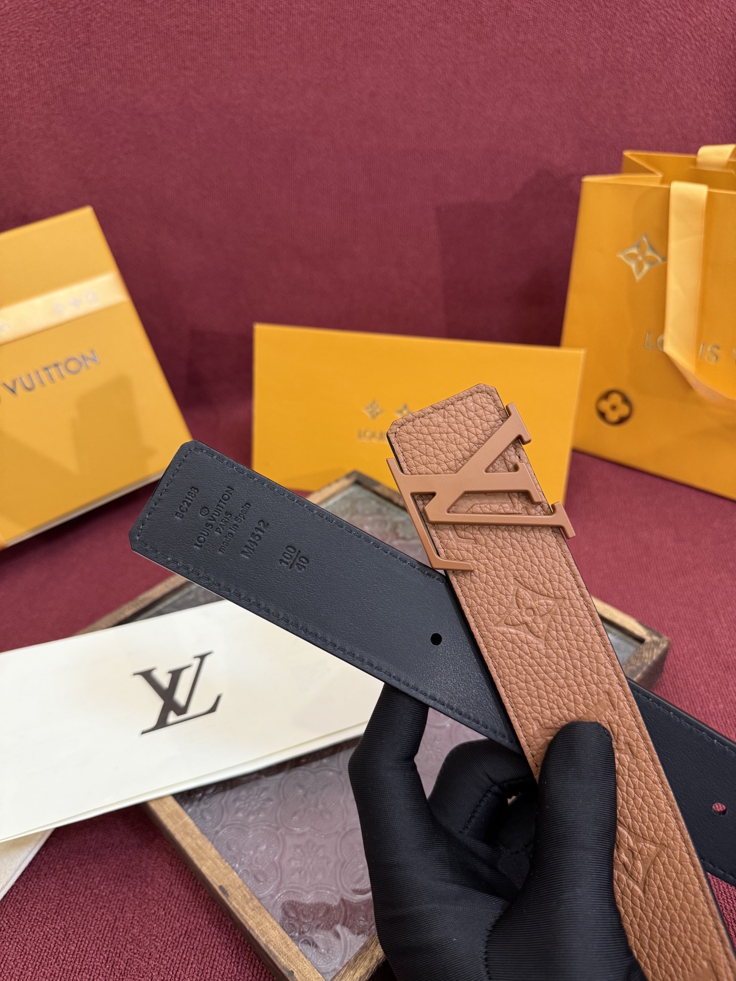 LV Initiales Taurillon Monogram 40mm 可翻转腰带散发出自信与内敛的气