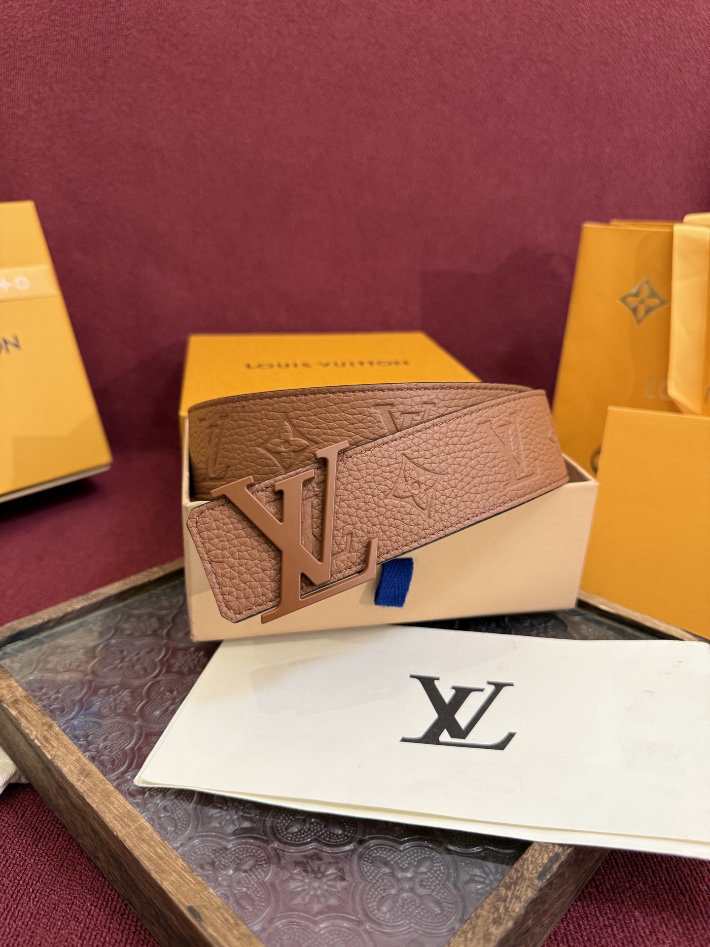 LV Initiales Taurillon Monogram 40mm 可翻转腰带散发出自信与内敛的气