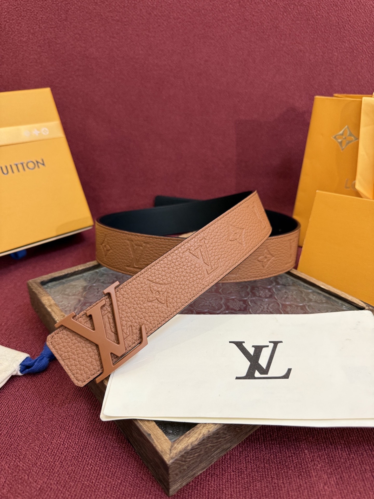 LV Initiales Taurillon Monogram 40mm 可翻转腰带散发出自信与内敛的气