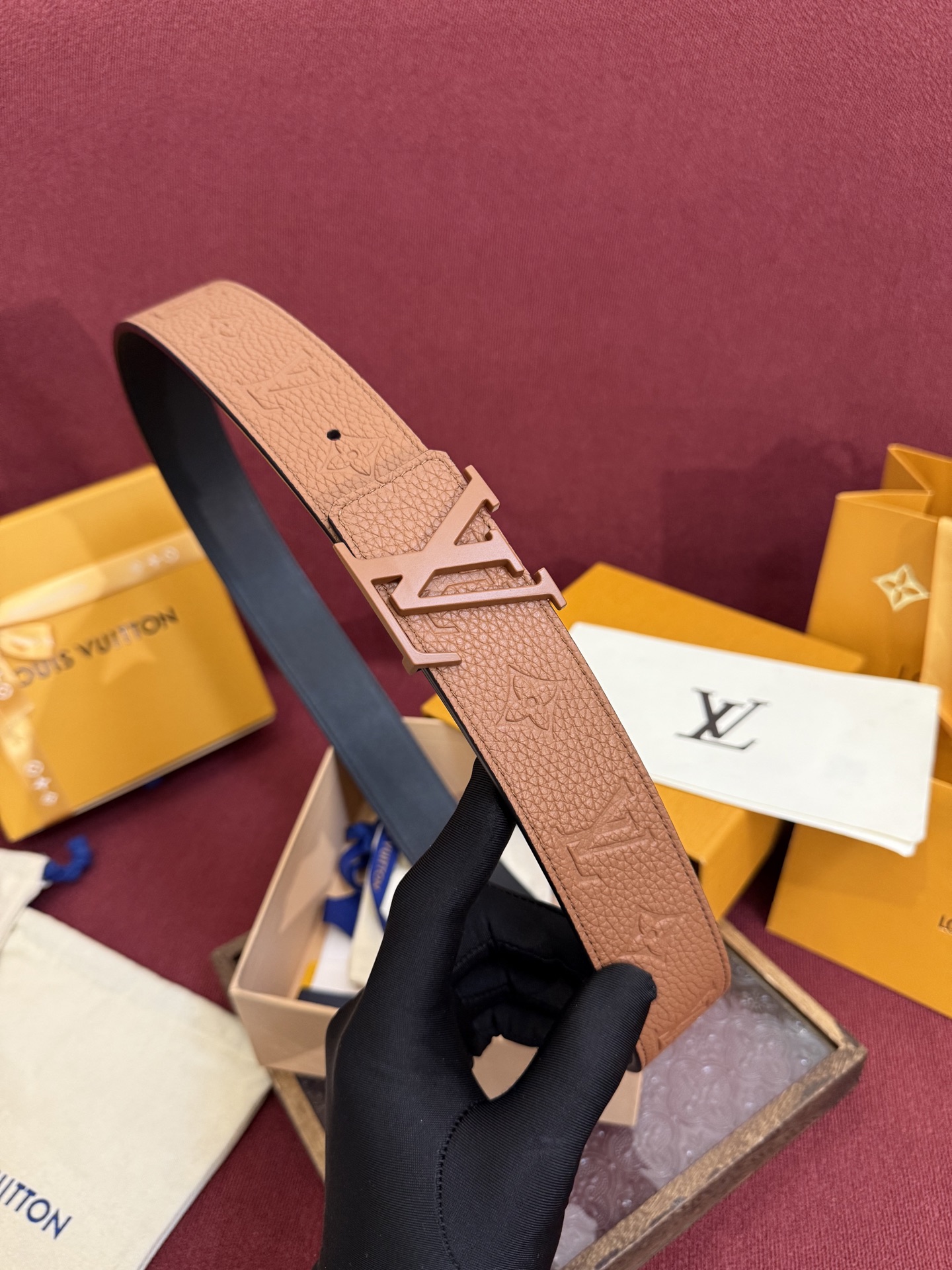 LV Initiales Taurillon Monogram 40mm 可翻转腰带散发出自信与内敛的气