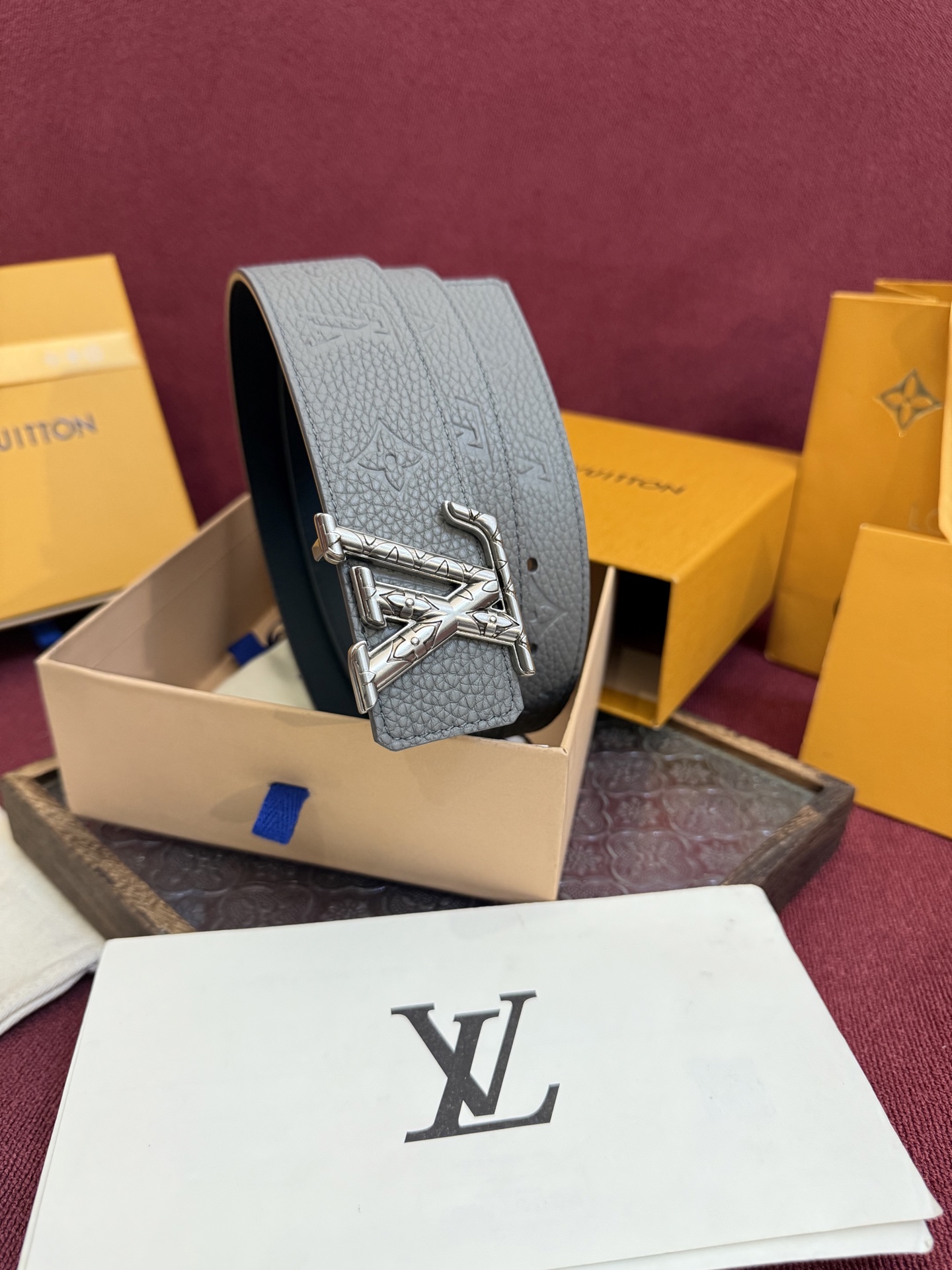 LV Initiales Taurillon Monogram 40mm 可翻转腰带散发出自信与内敛的气