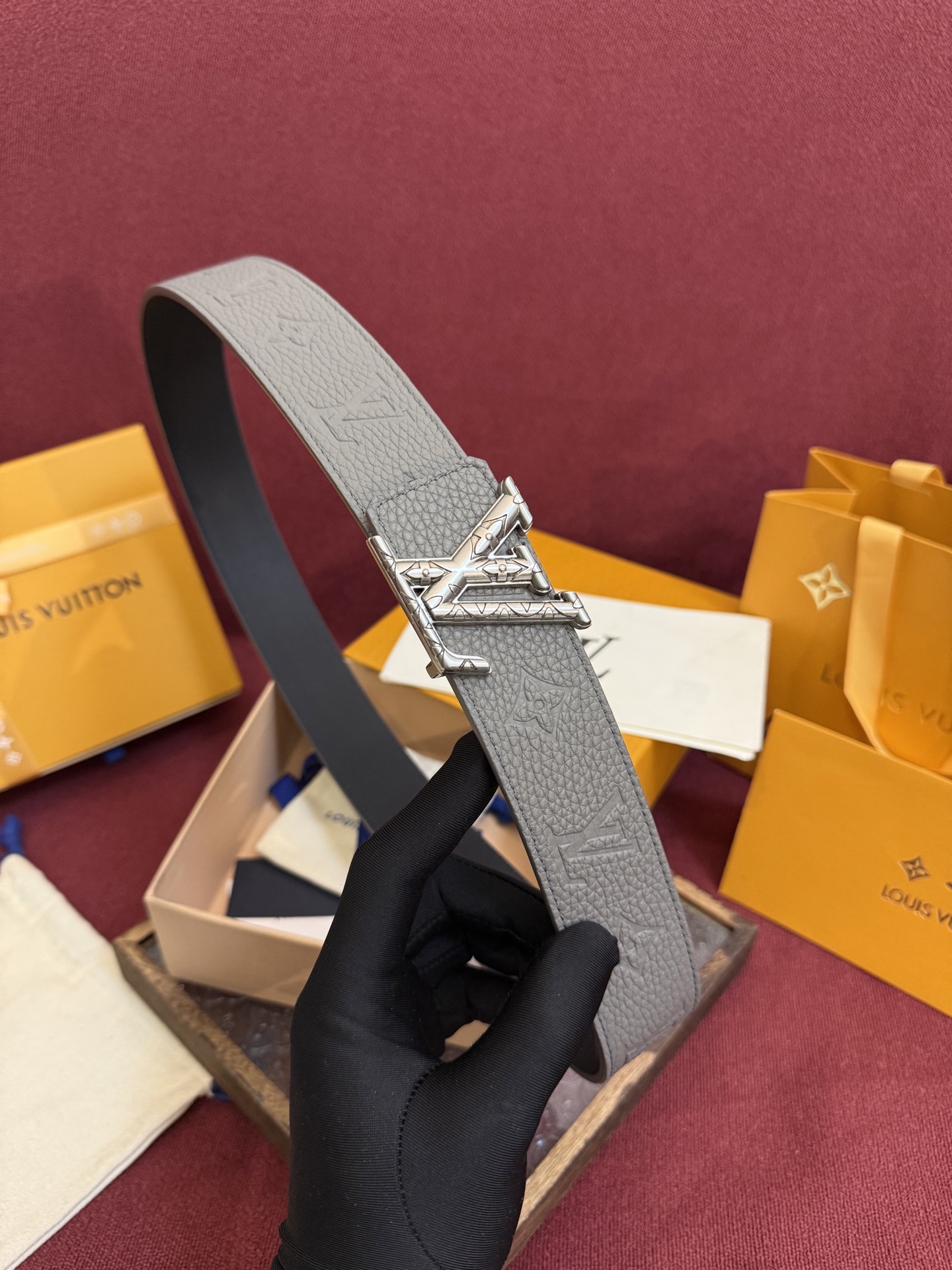 LV Initiales Taurillon Monogram 40mm 可翻转腰带散发出自信与内敛的气