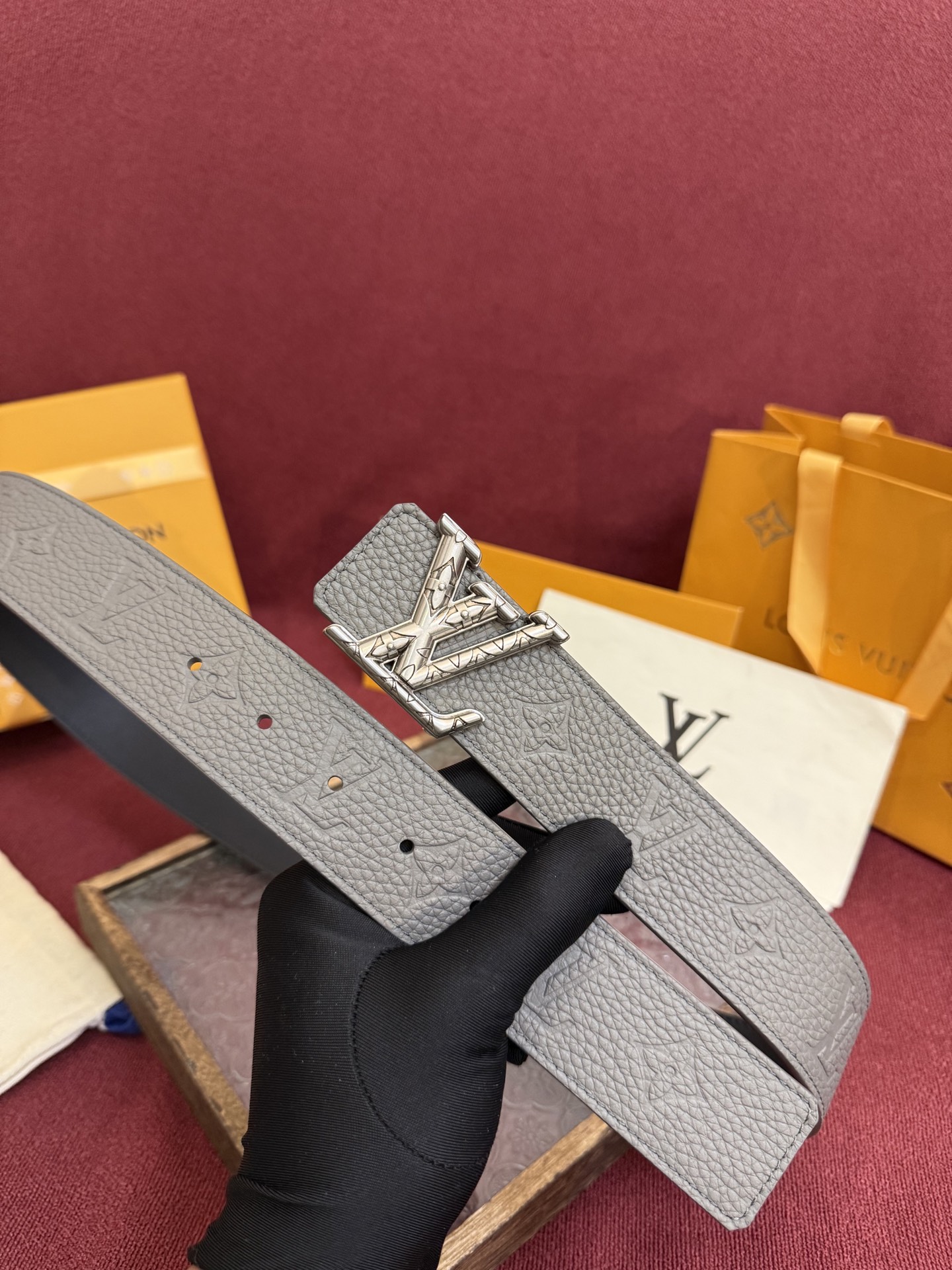 LV Initiales Taurillon Monogram 40mm 可翻转腰带散发出自信与内敛的气