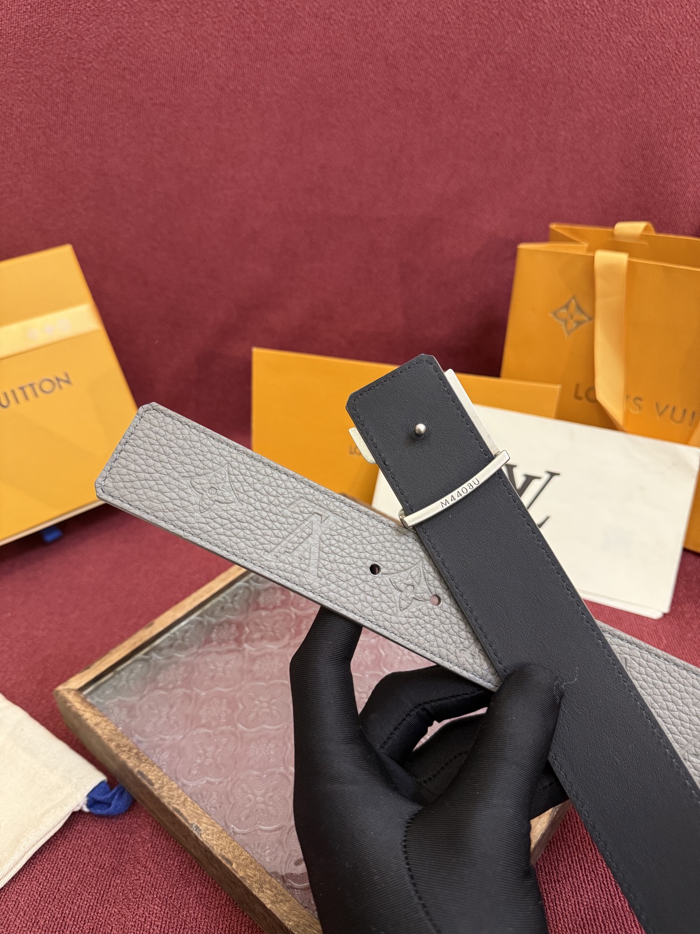 LV Initiales Taurillon Monogram 40mm 可翻转腰带散发出自信与内敛的气