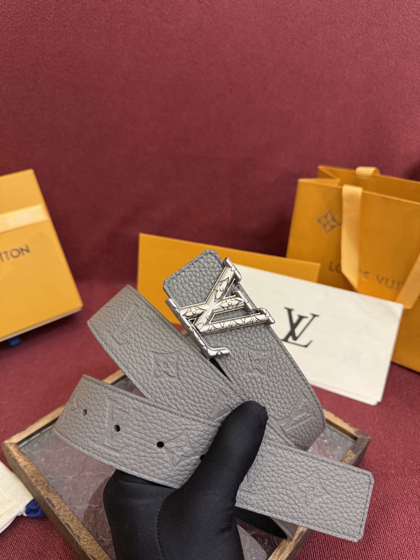 LV Initiales Taurillon Monogram 40mm 可翻转腰带散发出自信与内敛的气