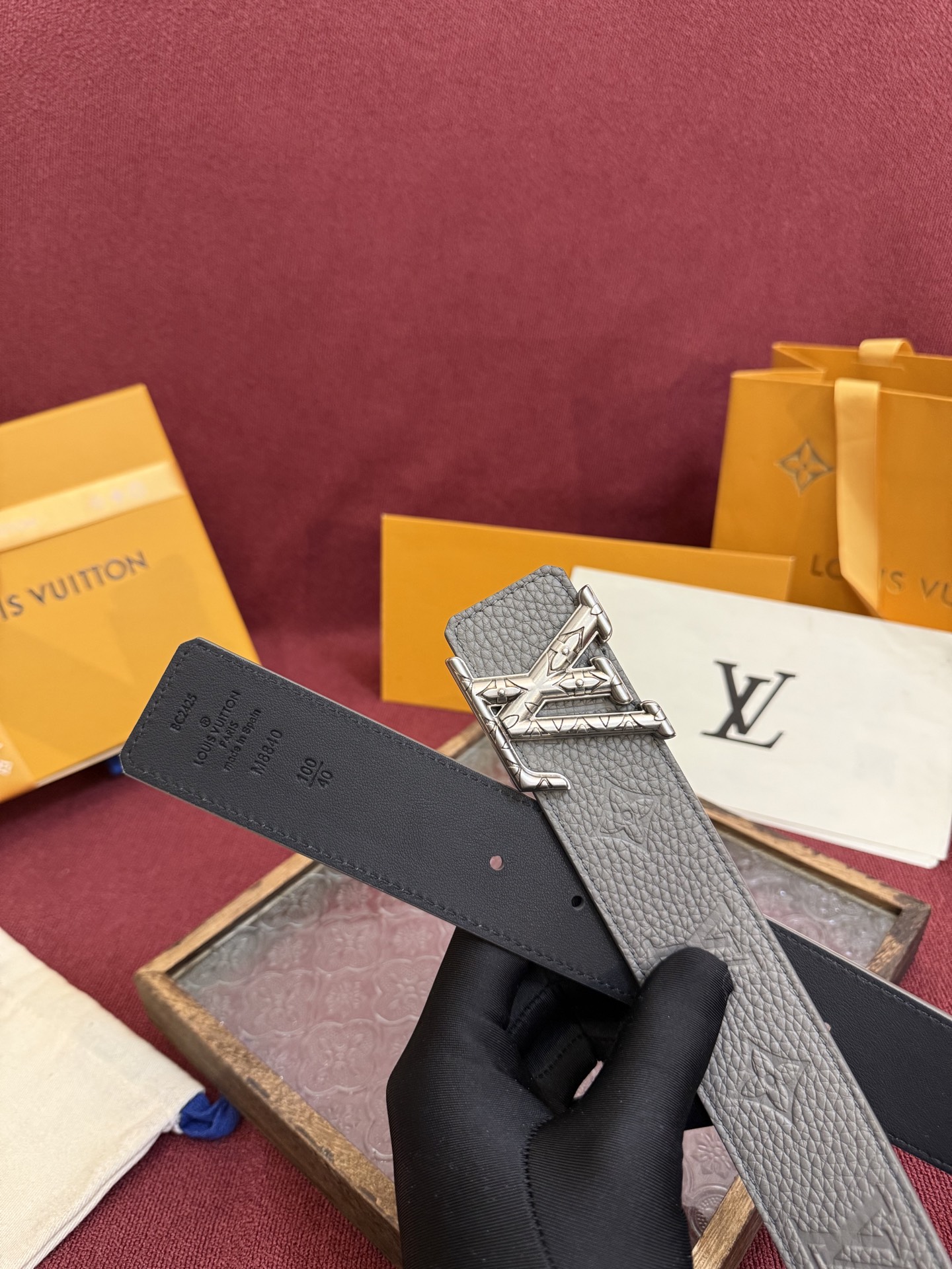 LV Initiales Taurillon Monogram 40mm 可翻转腰带散发出自信与内敛的气