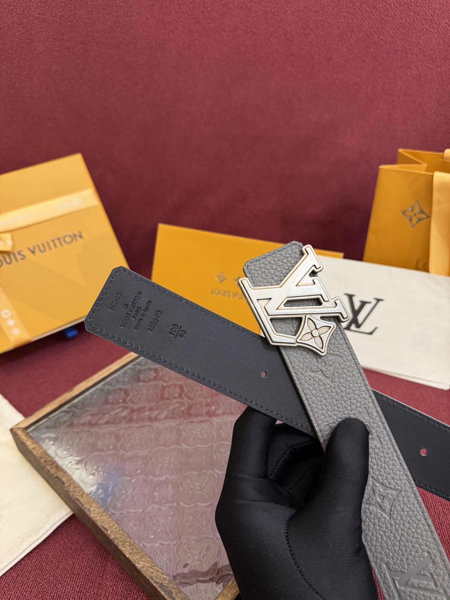 LV Initiales Taurillon Monogram 40mm 可翻转腰带散发出自信与内敛的气