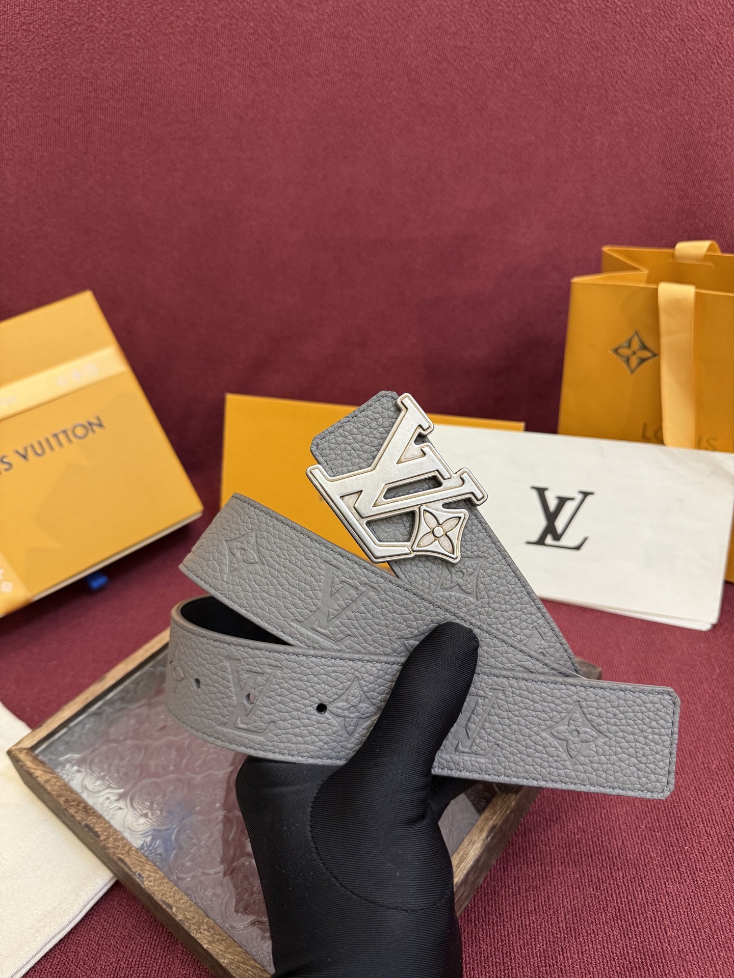 LV Initiales Taurillon Monogram 40mm 可翻转腰带散发出自信与内敛的气