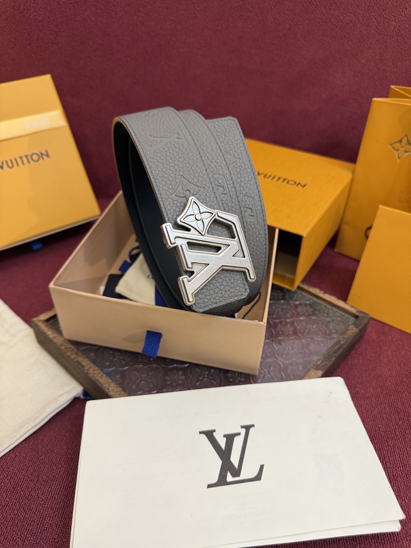 LV Initiales Taurillon Monogram 40mm 可翻转腰带散发出自信与内敛的气