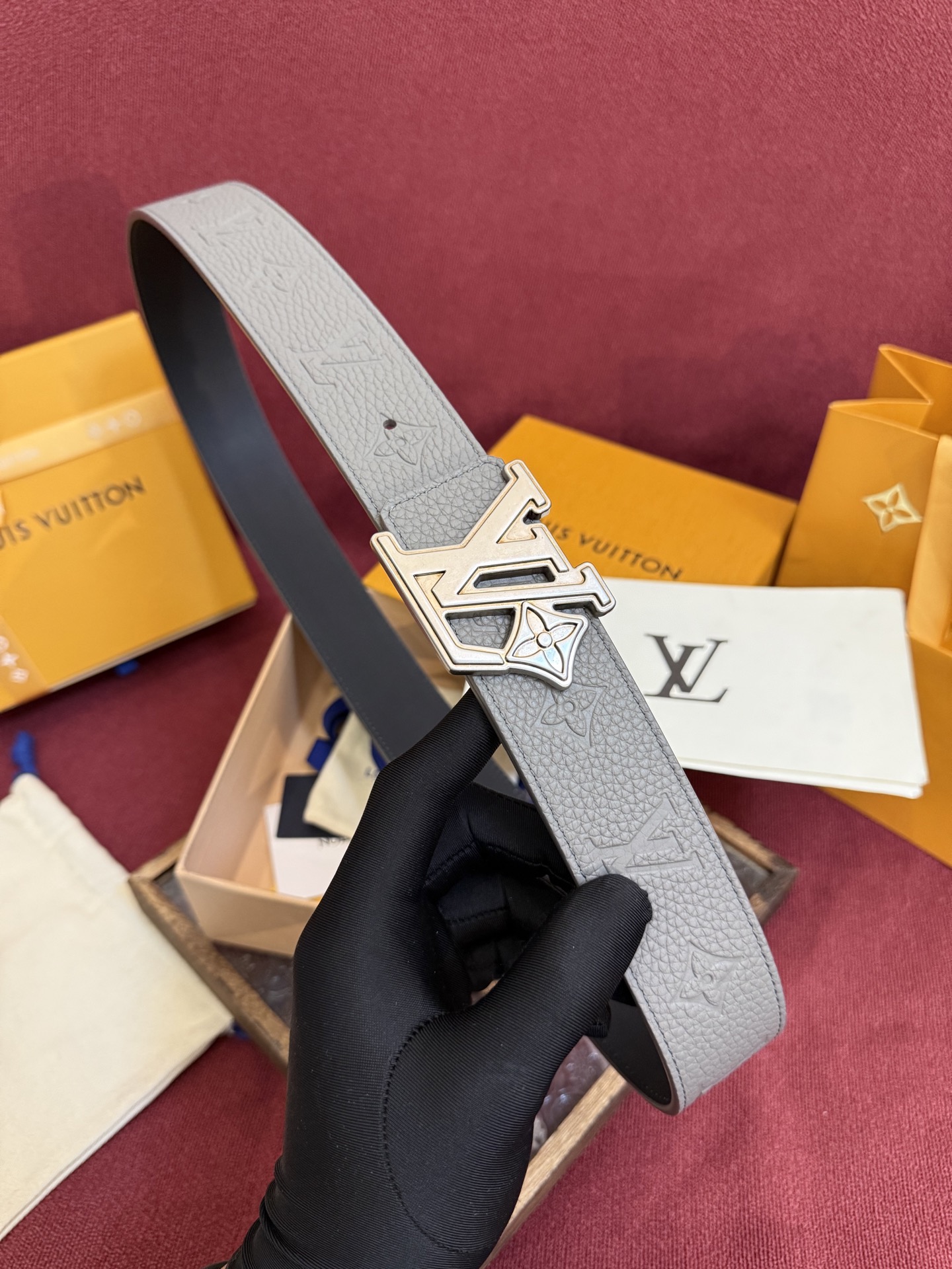 LV Initiales Taurillon Monogram 40mm 可翻转腰带散发出自信与内敛的气